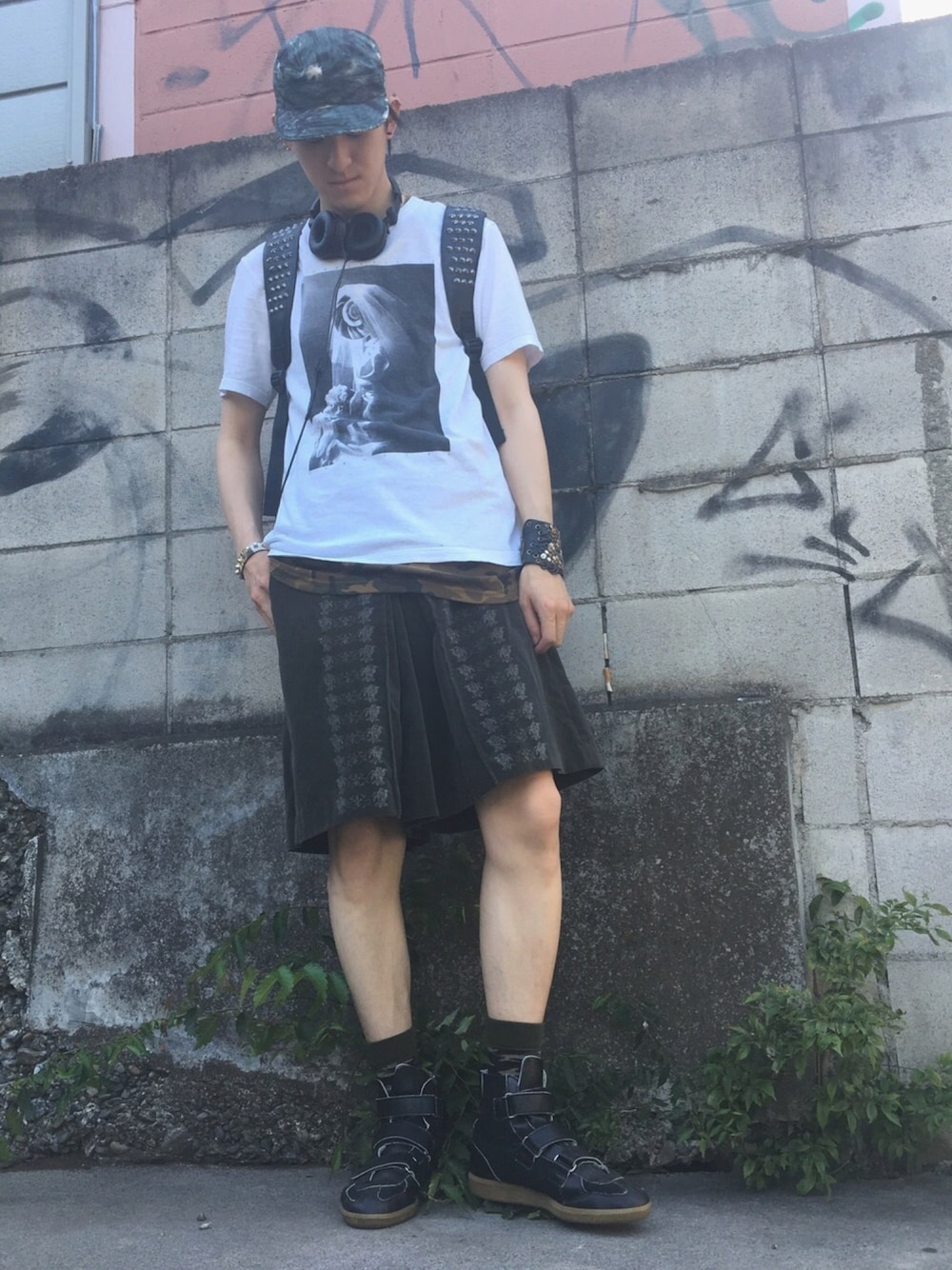 「夏、undercover、アンダーカバー、zucca、スカートパンツ、ジャーマントレーナー、リラックススタイル」｜「UNDERCOVERのguruguru期（Tシャツ/カットソー、ホワイト系）」を使った、やんねさん（メンズ・180cm）の夏コーディネートの1枚目の写真