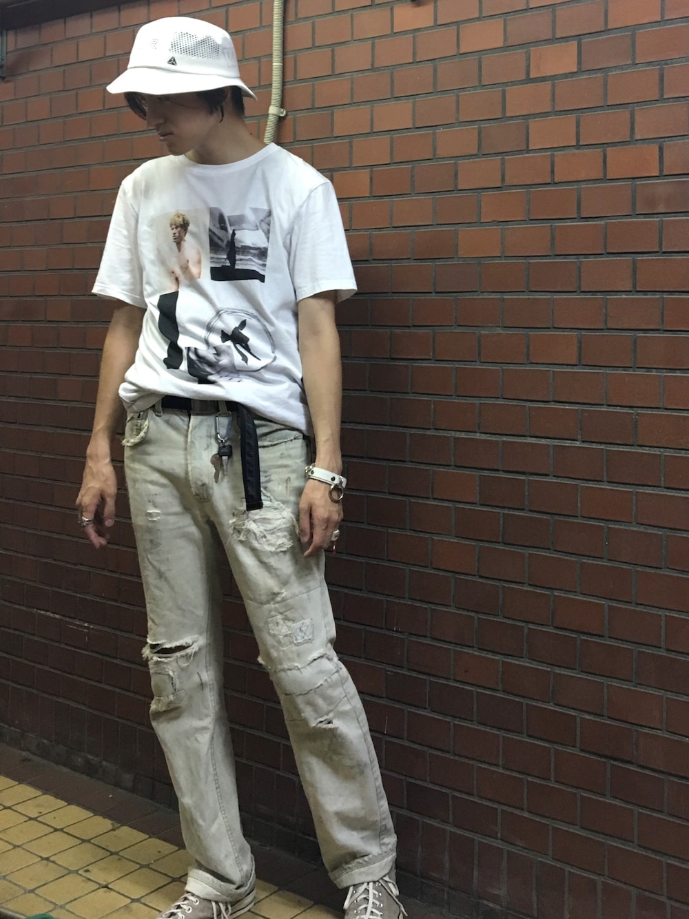 「シンプル、夏コーデ、白Tシャツ、dust、ダメージデニムパンツ、タックイン、ガチャベルト」｜「DUSTのアイテム（Tシャツ/カットソー、ホワイト系）」を使った、やんねさん（メンズ・180cm）の夏コーディネートの1枚目の写真