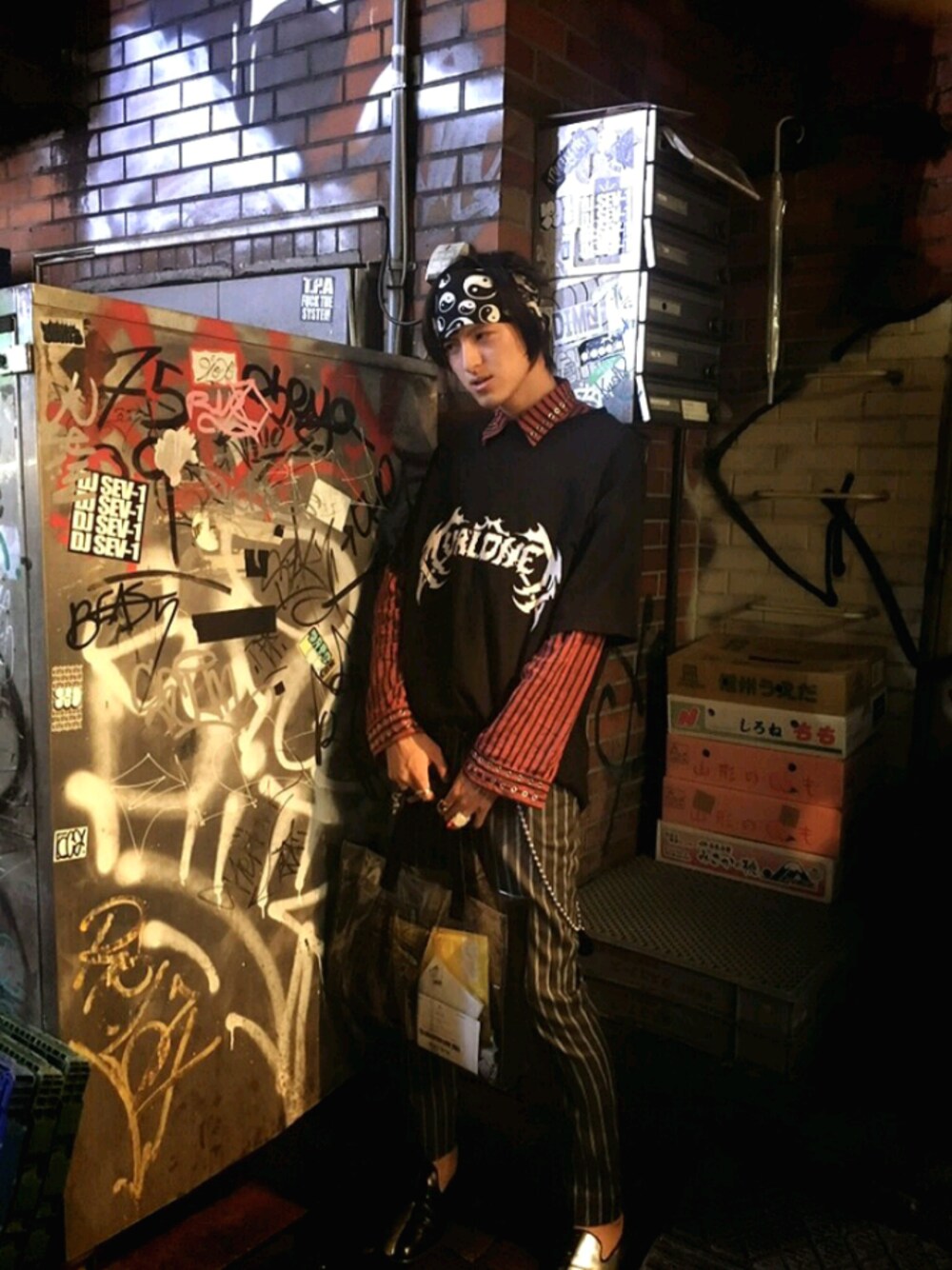 ブラック系のTシャツ/カットソー、レッド系のシャツ/ブラウス、その他のトートバッグを着用したメンズの秋コーディネートの1枚目の写真