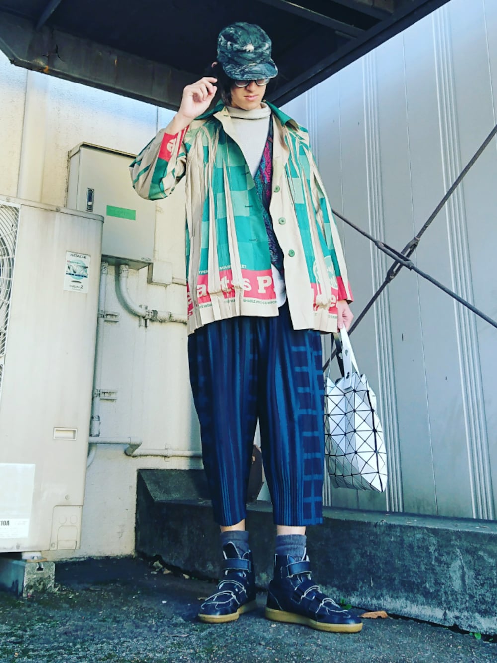 「イッセイミヤケ、PLEATS PLEASE、ISSEY MIYAKE、baobao、BAO BAO ISSEY MIYAKE、COOGI、ジャーマントレーナー、秋冬」｜「UndercoverismのE6H02（キャップ、その他）」を使った、やんねさん（メンズ・180cm）の秋コーディネートの1枚目の写真