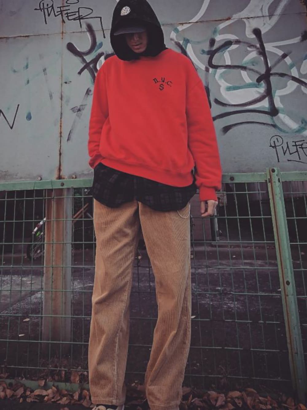 「シュプリーム、90’s、street、コーデュロイパンツ、スケータースタイル、supreme、streetstyle、ストリート」｜「Supreme の90s（スウェット、レッド系）」を使った、やんねさん（メンズ・180cm）の冬コーディネートの1枚目の写真