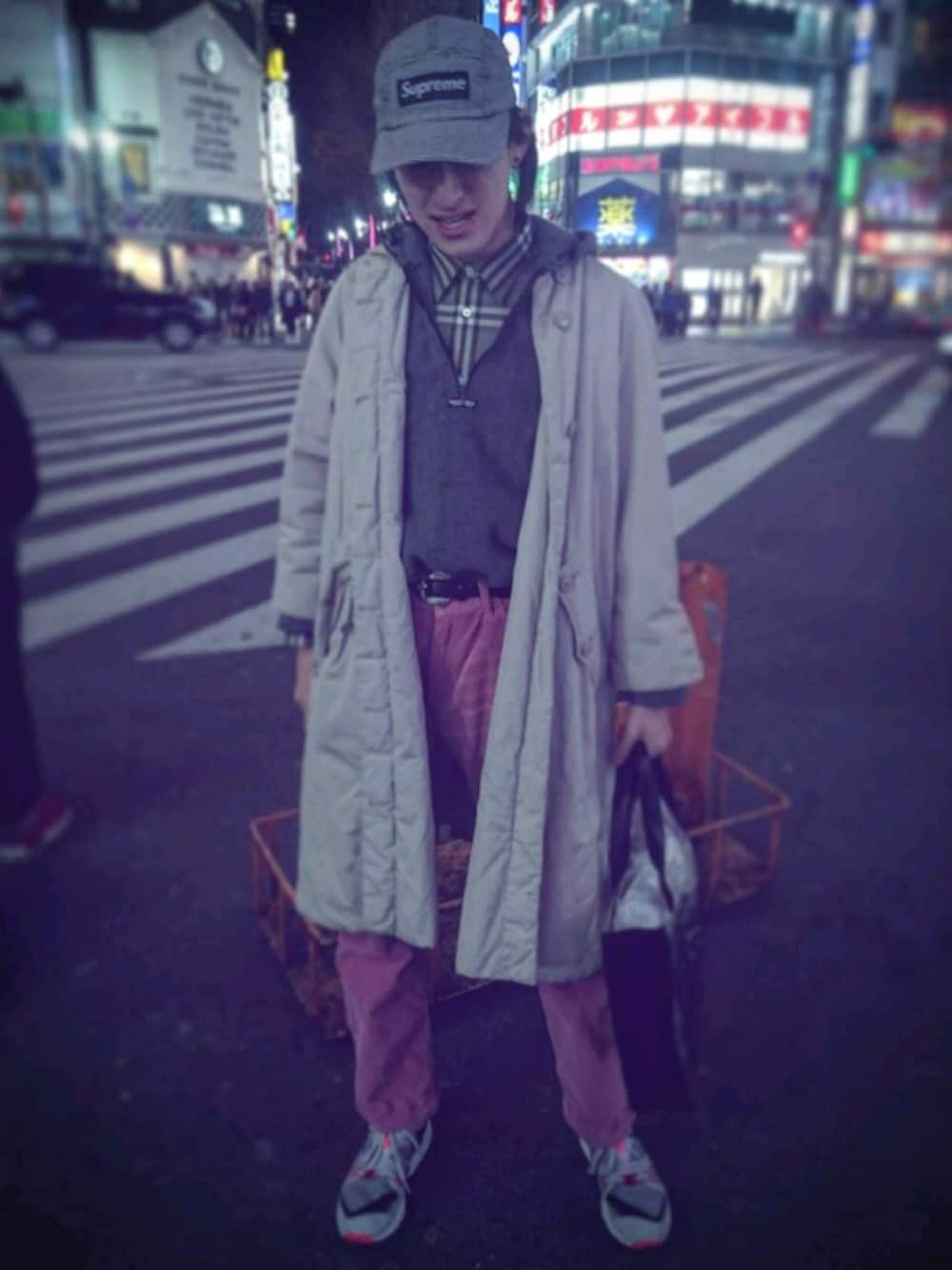 「カジュアルコーデ、スニーカー、ビッグシルエット、キャサリンハムネット、KATHARINE HAMNETT LONDON(KATHARINE HAMNETT LONDON)、vintage、supreme、ピンク、チェックシャツ、burberry」｜「Supreme のアイテム（キャップ、ホワイト系）」を使った、やんねさん（メンズ・180cm）の冬コーディネートの1枚目の写真