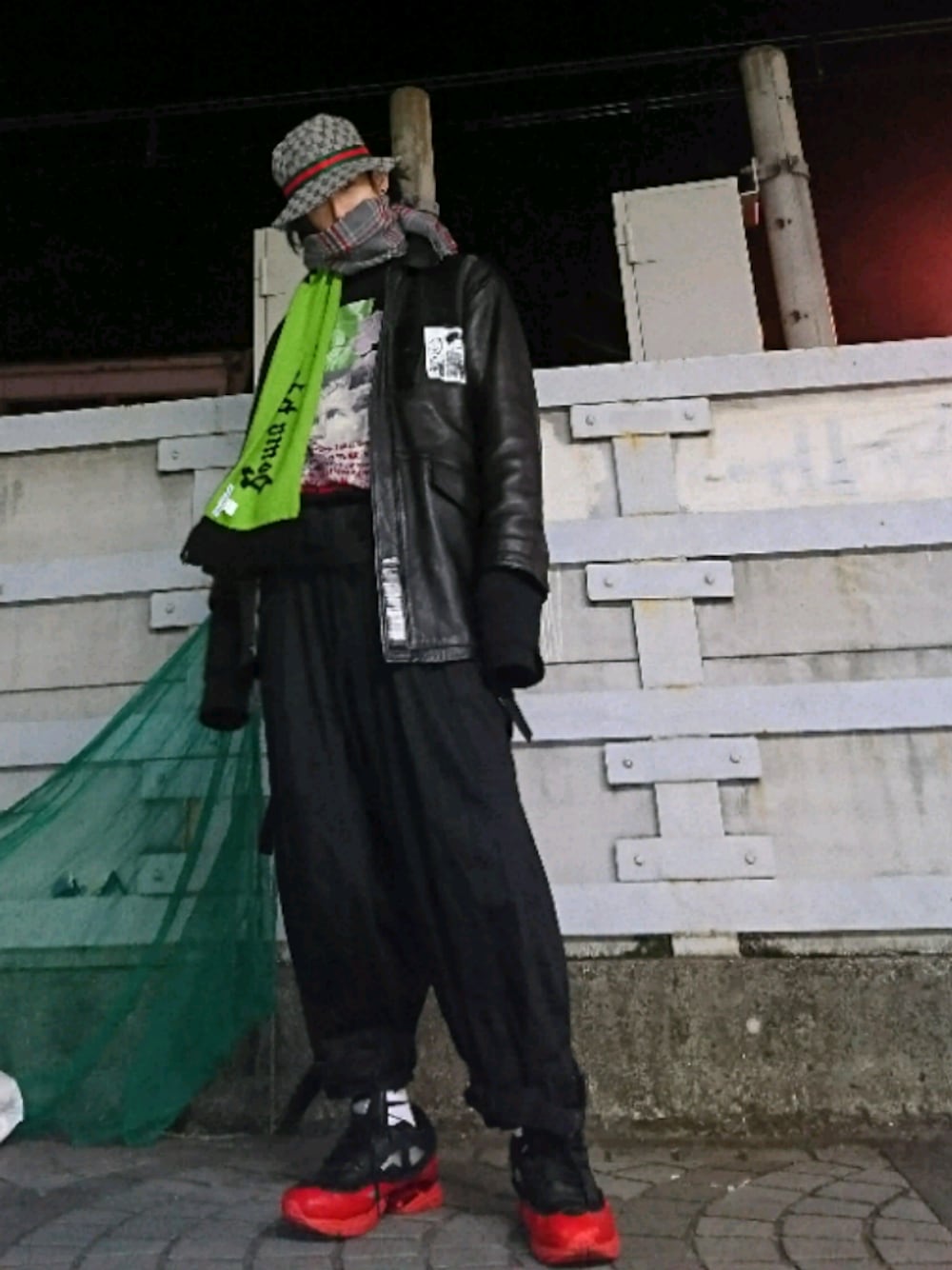 「レザーコート、ヨウジヤマモト、yohji yamamoto pour homme、GUCCI、LOEWE、gosharubchinskiy、マフラー、ワイドパンツ、パラシュートパンツ、ozweego」｜「usedのレザーコート（その他アウター、ブラック系）」を使った、やんねさん（メンズ・180cm）の冬コーディネートの1枚目の写真