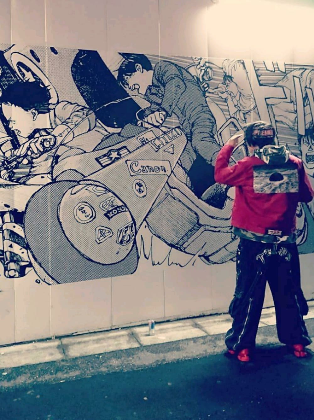 「supreme、Supreme x The North Face、AKIRA、ワイドパンツ、ストリート、streetstyle、ozweego、tripp nyc」｜「Supreme のアイテム（ブルゾン、レッド系）」を使った、やんねさん（メンズ・180cm）の冬コーディネートの1枚目の写真