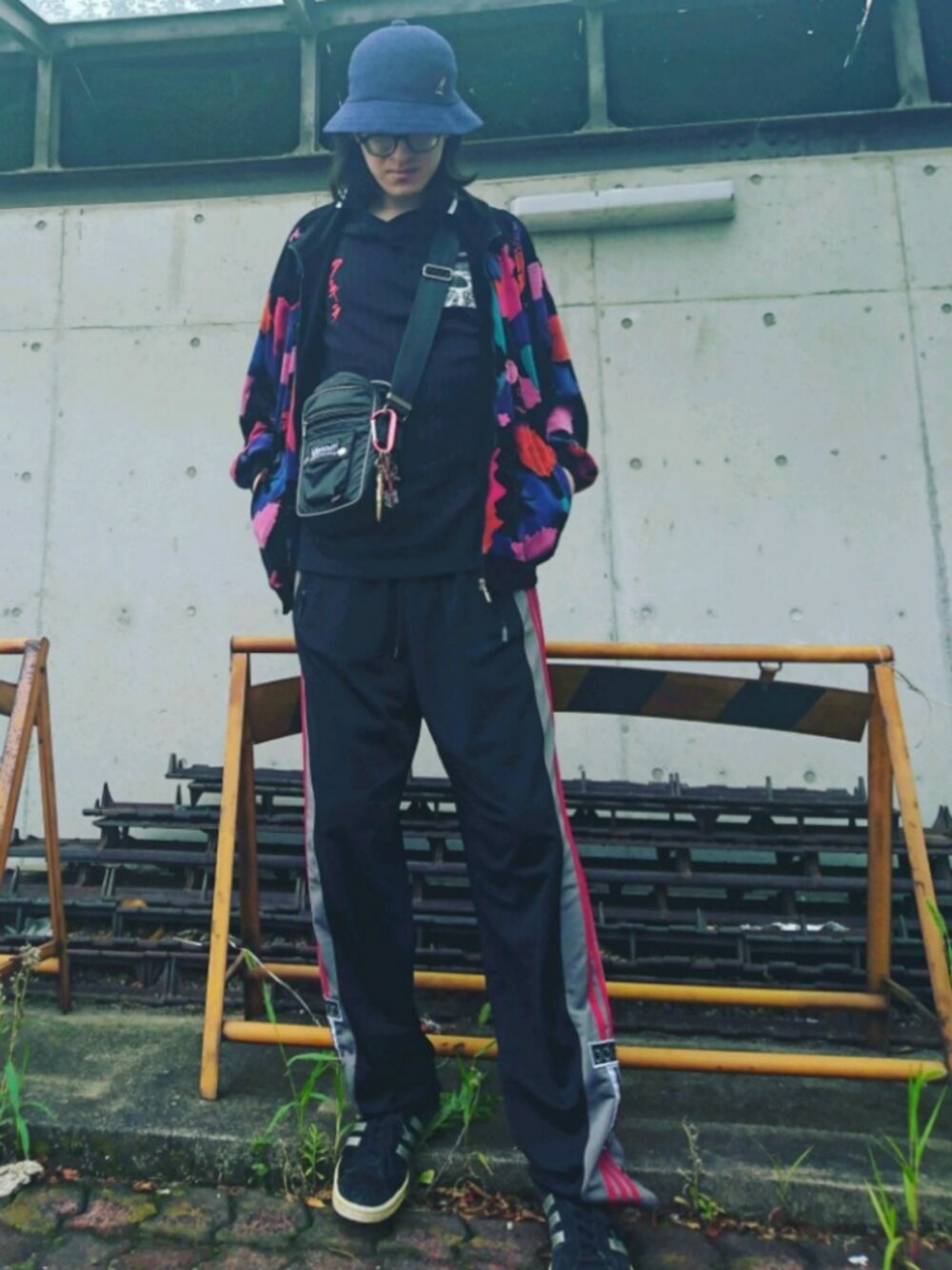 「古着、古着コーデ、トラックパンツ、サッカーシャツ、supreme、シュプリーム、AKIRA、バケットハット、ストリート、ショルダーバッグ」｜「Supreme のアイテム（キーケース/キーアクセサリー、レッド系）」を使った、やんねさん（メンズ・180cm）の夏コーディネートの1枚目の写真
