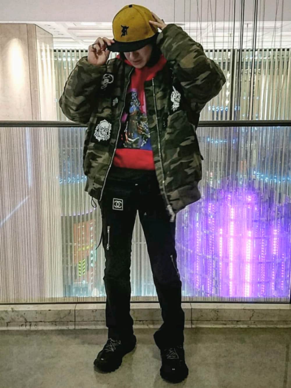 「unravel project、迷彩、MA-1、fear of god、RAF SIMONS、ラフシモンズ、シャネル、バレンシアガ、BALENCIAGA、ウエストポーチ」｜「UNRAVEL PROJECTのアイテム（MA-1、その他）」を使った、やんねさん（メンズ・180cm）の冬コーディネートの1枚目の写真
