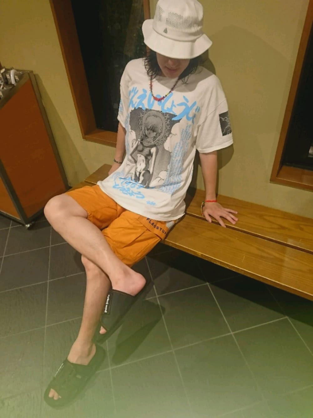 「休日スタイル、シャワーサンダル、電影少女、flagstuff、アニメ、PALM ANGELS、オレンジ、アニメT、バケットハット」｜「FLAGSTUFFのアイテム（パンツ、オレンジ系）」を使った、やんねさん（メンズ・180cm）の秋コーディネートの1枚目の写真