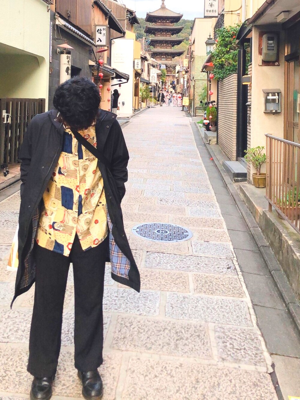 「京都、古着、柄シャツ、ワイドパンツ」｜「FRED PERRYのアイテム（ステンカラーコート、ブラック系）」を使った、ゆうきさん（メンズ・165cm）の春コーディネートの1枚目の写真