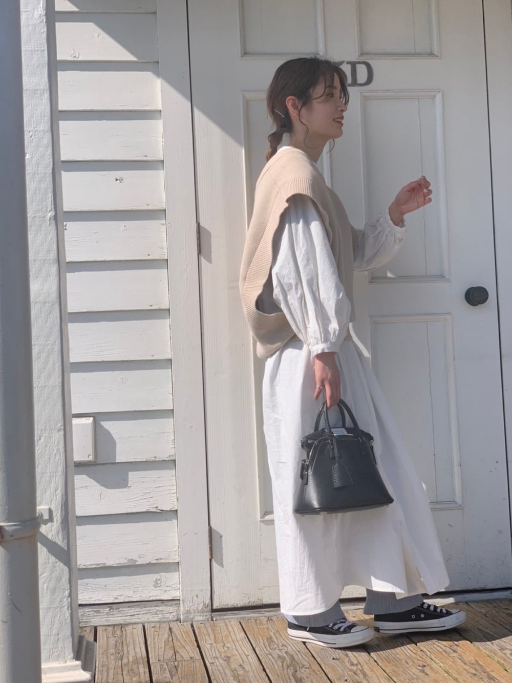「春夏コーデ、大人カジュアル、シャツコーデ」｜「CLANEのアイテム（ベスト、ベージュ系）」を使った、Seikaさん（レディース・158cm）の春コーディネートの1枚目の写真