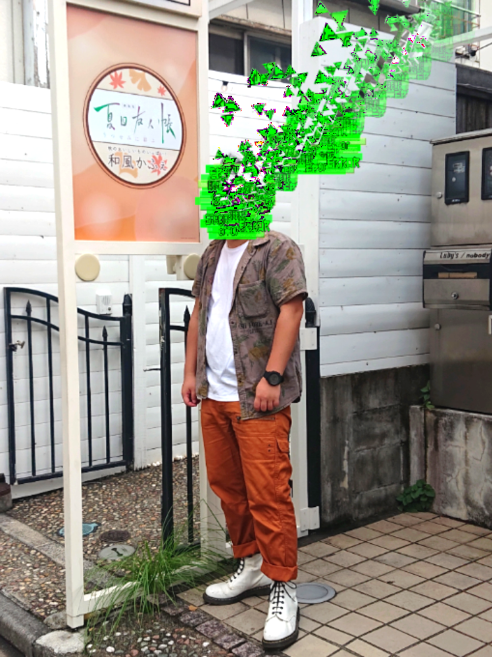 ホワイト系のTシャツ/カットソー、グレー系のシャツ/ブラウス、オレンジ系のカーゴパンツを着用したメンズの秋コーディネートの1枚目の写真