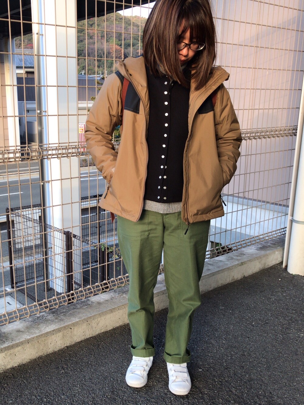「大人カジュアル、ライブ、小柄コーデ、低身長コーデ、アニエスベー、ラクチンコーデ、スニーカー」｜「agnes b.のM001 CARDIGAN カーディガンプレッション（カーディガン/ボレロ、ブラック系）」を使った、a.さん（レディース・148cm）の冬コーディネートの1枚目の写真