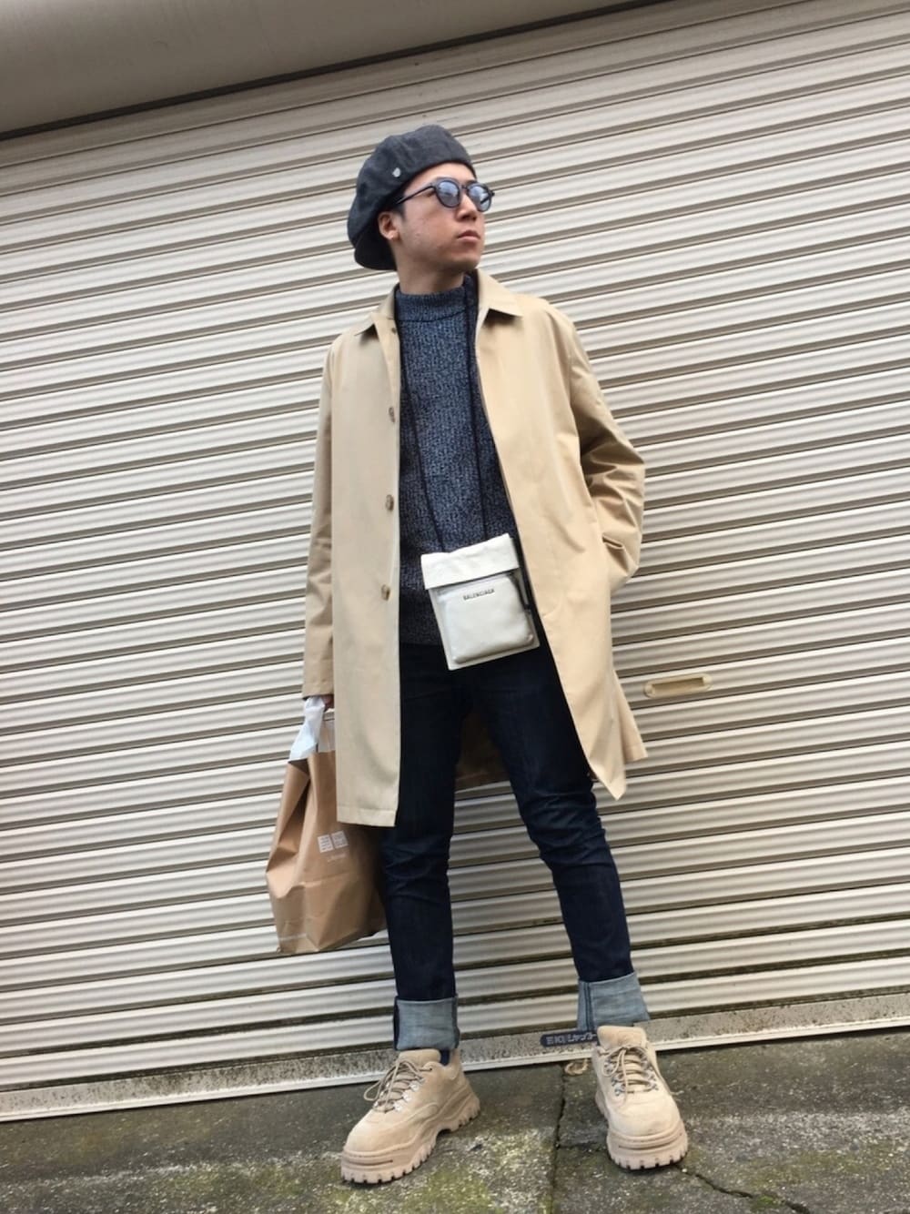 「冬、トレンチコート、キレイめ、デニムパンツ、キャスケット、ユニクロ、UNIQLO、ニット、ロールアップ、サングラス」｜「Mackintoshのアイテム（トレンチコート、ベージュ系）」を使った、つばささん（メンズ・166cm）の冬コーディネートの1枚目の写真