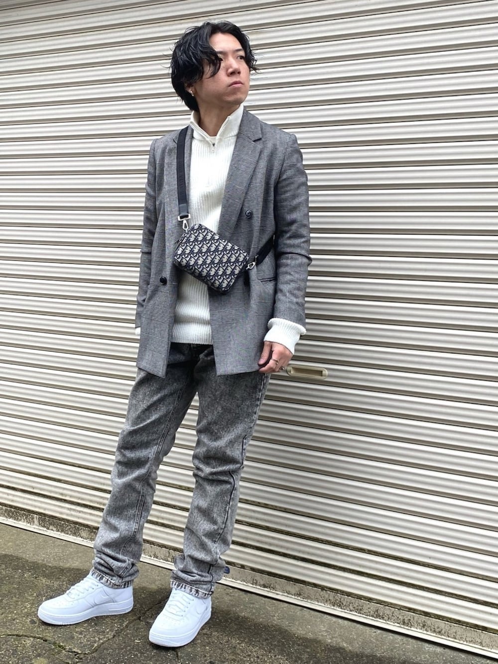 「グレー、白スニーカー、NIKE、ユニクロ、UNIQLO、GU、ジャケット、スニーカー、カジュアルコーデ、デニム」｜「GUのアイテム（その他アウター、グレー系）」を使った、つばささん（メンズ・165cm）の冬コーディネートの1枚目の写真