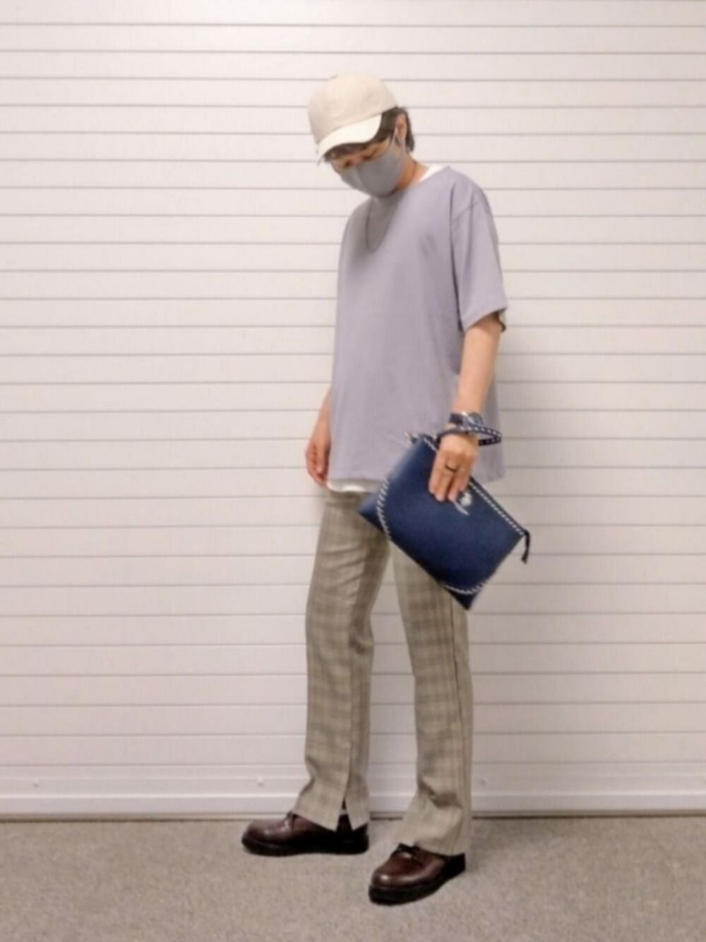 ブルー系のクラッチバッグ、グレー系のスラックス、ブルー系のTシャツ/カットソーを着用したメンズの夏コーディネートの1枚目の写真