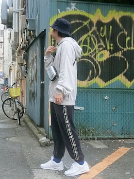 「アイテム（ボディバッグ/ウエストポーチ、シルバー系）」を使った、naokさん（メンズ・175cm）の秋コーディネート