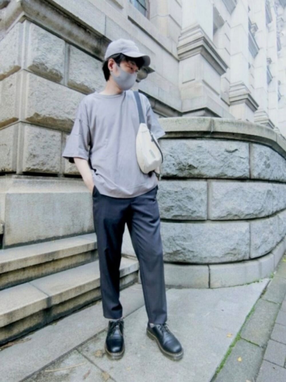 「キャップ、くすみカラー、ボディバッグ、GU、韓国ファッション、マスク、40代、ブルー、コンバース、夏コーデ」｜「HAREの【ULTIMAコットン使用】BIGリブカットソー(HARE)（Tシャツ/カットソー、グレー系）」を使った、naokさん（メンズ・175cm）の夏コーディネートの1枚目の写真