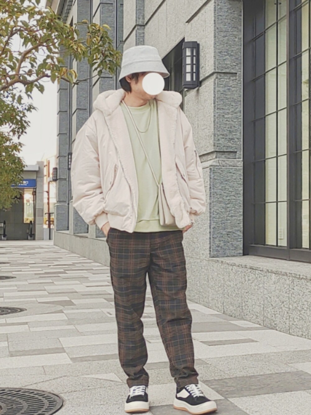 グリーン系のスウェット、ホワイト系のショルダーバッグ、グリーン系のその他パンツを着用したメンズの冬コーディネートの1枚目の写真