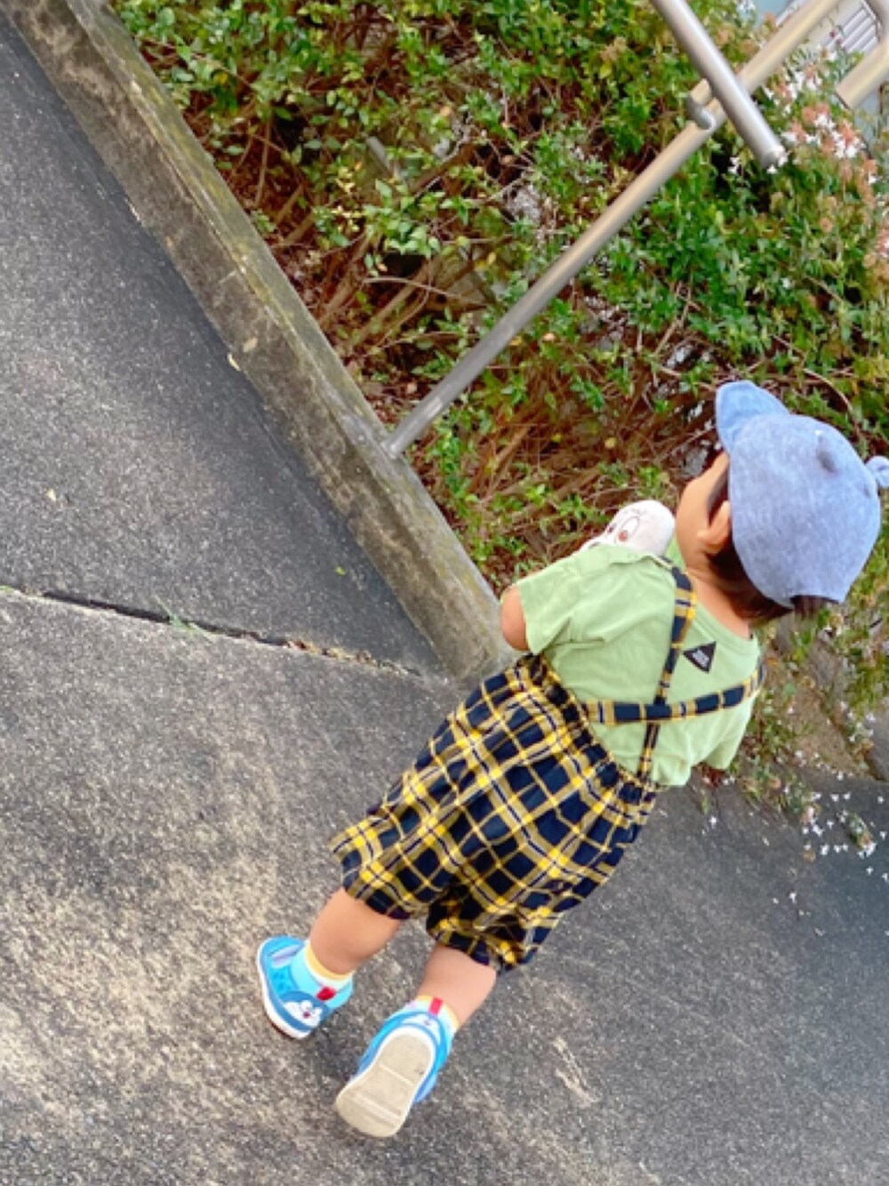 「BREEZEのアイテム（Tシャツ/カットソー、グリーン系）」を使った、ちろさん（キッズ・80cm）の秋コーディネートの1枚目の写真