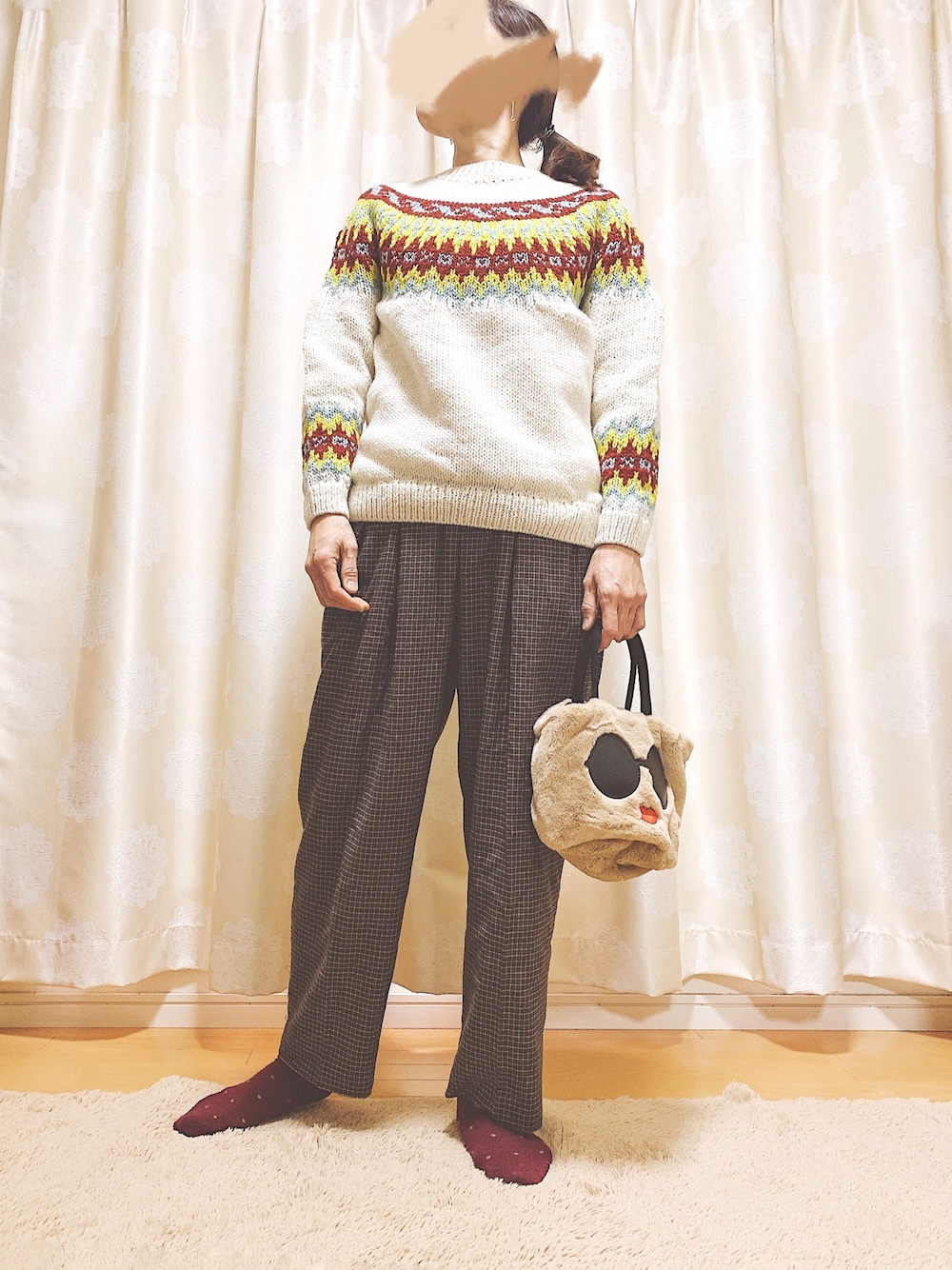 ベージュ系のハンドバッグ、ブラウン系のその他パンツ、ベージュ系のニット/セーターを着用したレディースの冬コーディネートの1枚目の写真