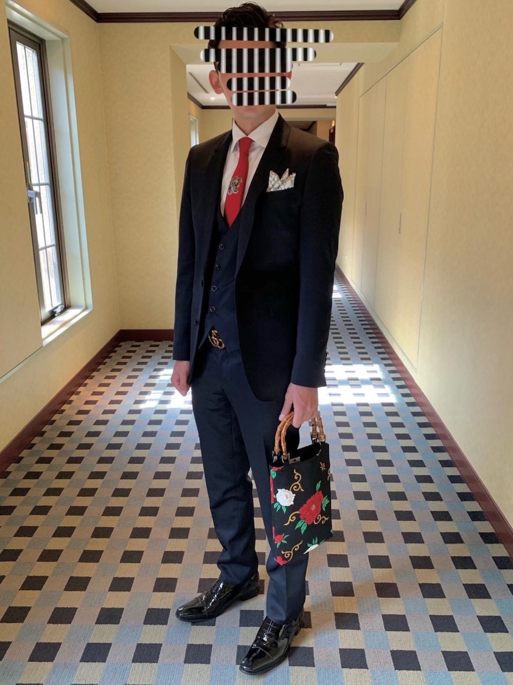 GUCCIのネクタイを使った人気ファッションコーディネート（髪型