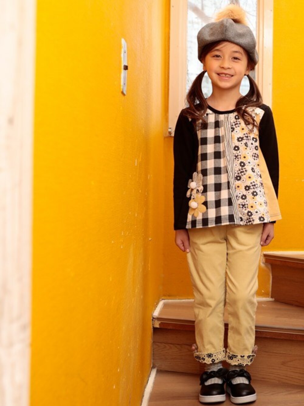 ブラック系のスウェット、ブラック系のその他シューズ、グレー系のハンチング/ベレー帽を着用したキッズの秋コーディネートの1枚目の写真