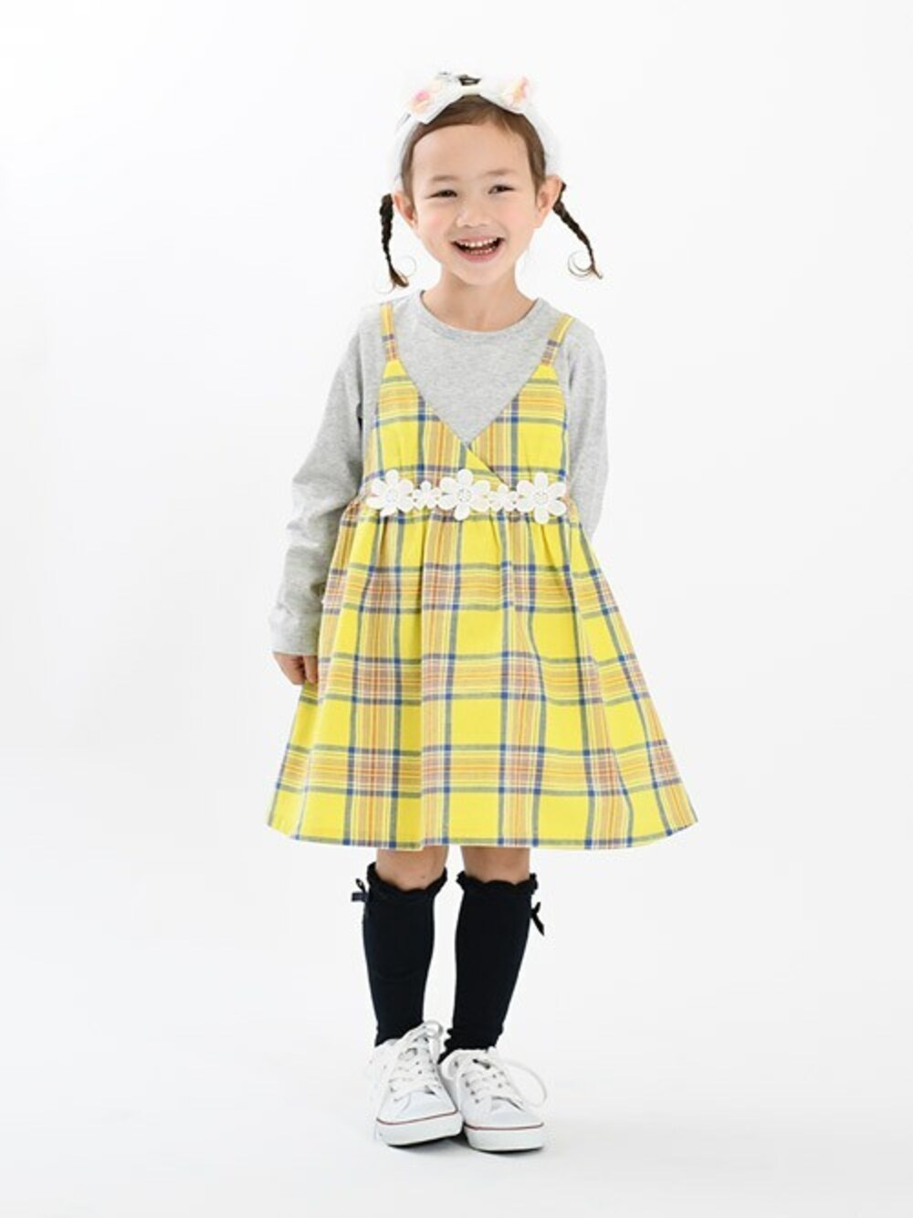 「子供服、キッズコーデ、春コーデ、女の子、女の子コーデ、こどもコーデ、おんなのこ、キッズファッション、KP、troislapins」｜「KP DECOの【KP DECO】リボンヘアバンド（ヘアバンド、ホワイト系）」を使った、KPさん（キッズ・110cm）の冬コーディネートの1枚目の写真