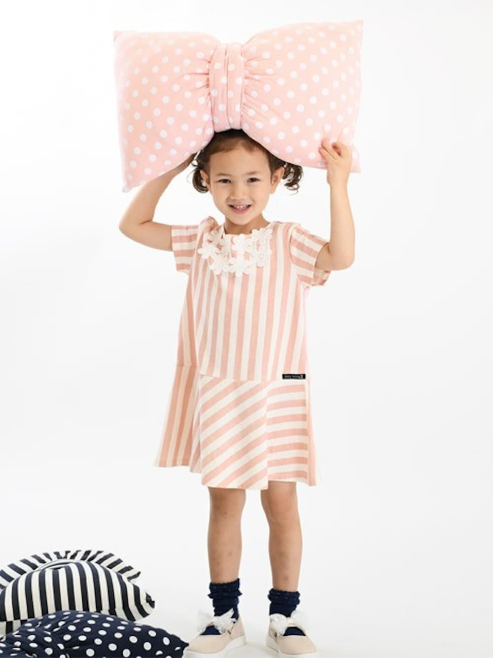「ワンピース、キッズコーデ、春コーデ、女の子、夏コーデ、女の子コーデ、おんなのこ、キッズファッション、KP、troislapins」｜「trois lapins kpの【troislapins トロワラパン】お花レース付きストライプのワンピース（ワンピース、ピンク系）」を使った、KPさん（キッズ・110cm）の冬コーディネートの1枚目の写真