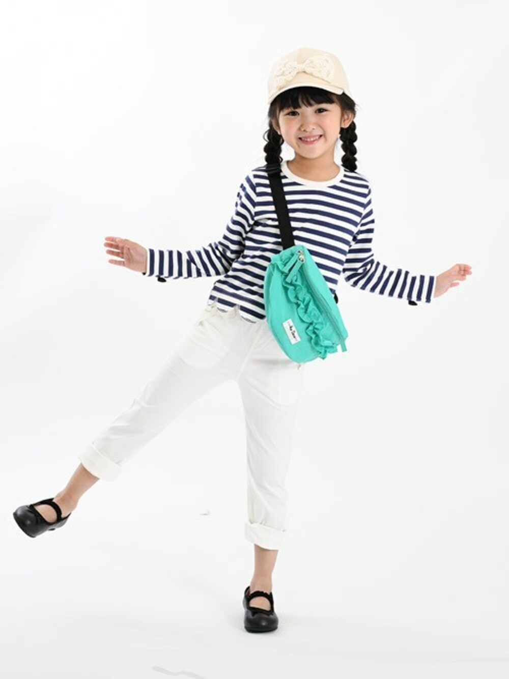 「キャップ、キッズコーデ、春コーデ、女の子、春夏コーデ、女の子コーデ、ワンショルダー、キッズファッション、KP、troislapins」｜「KP DECOの【KP DECO】フロントリボンキャップ（キャップ、ベージュ系）」を使った、KPさん（キッズ・110cm）の冬コーディネートの1枚目の写真