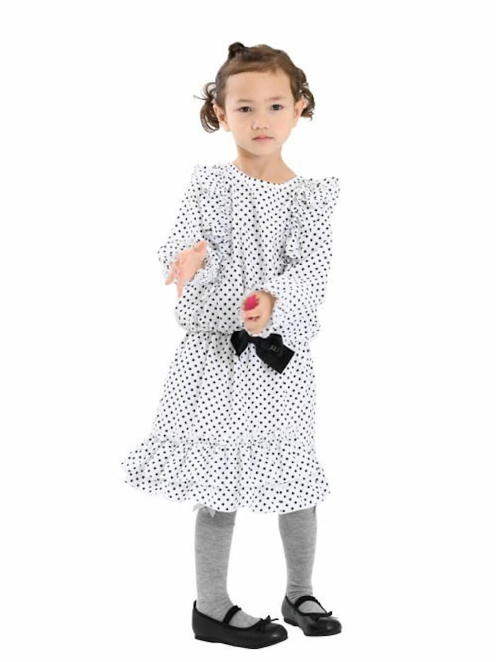 ホワイト系のシャツ/ブラウス、ホワイト系のスカート、ブラック系のバレエシューズを着用したキッズの春コーディネートの1枚目の写真