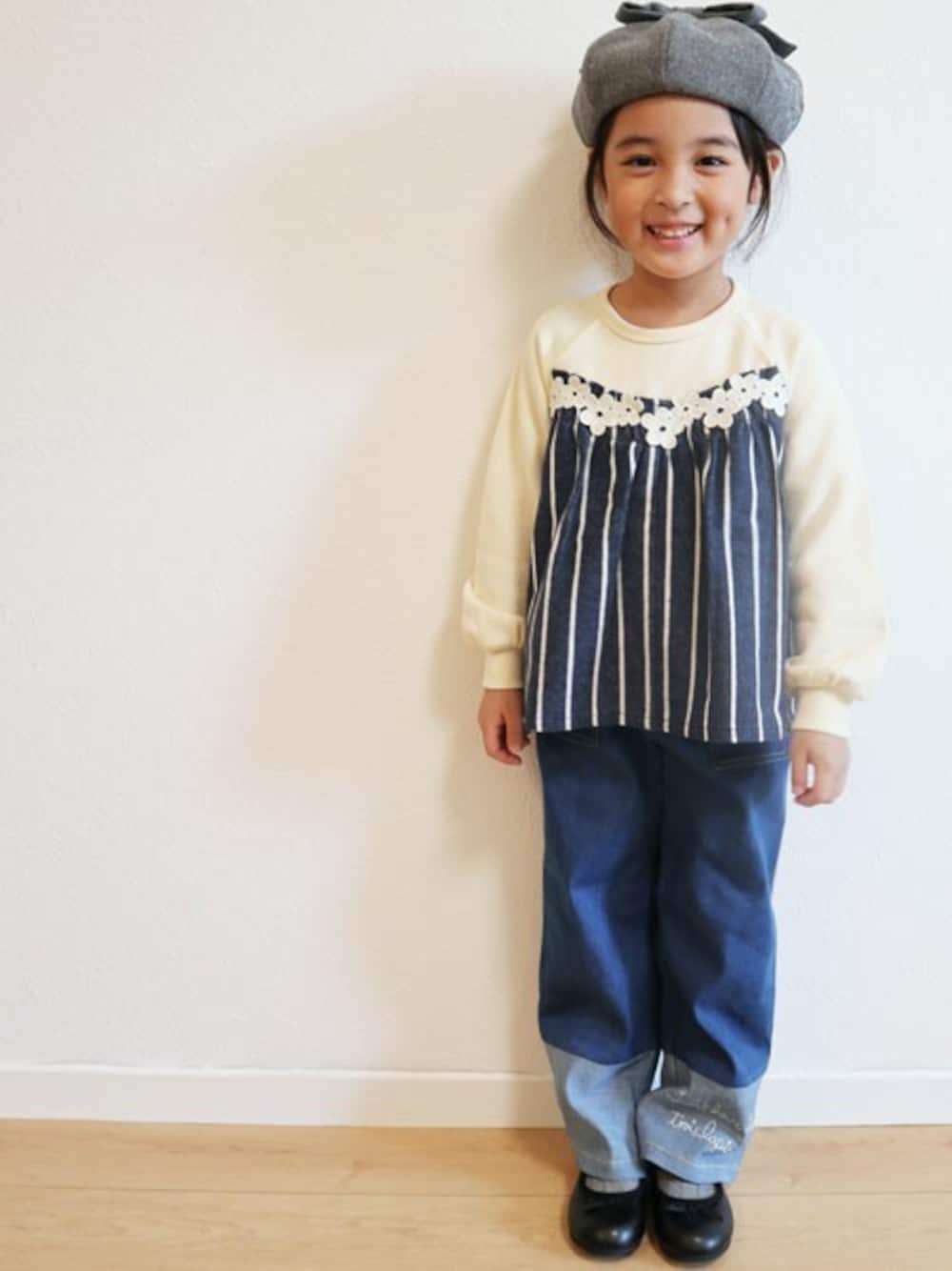 「ベレー帽、おんなのこ、キッズファッション、KP、おんなのこコーデ、ニットプランナー、troislapins」｜「trois lapins kpのtroislapins（トロワラパン）裏毛パイル×先染ストライプ起毛トレーナー（100-130ｃｍ）（スウェット、ホワイト系）」を使った、KPさん（キッズ・106cm）の秋コーディネートの1枚目の写真