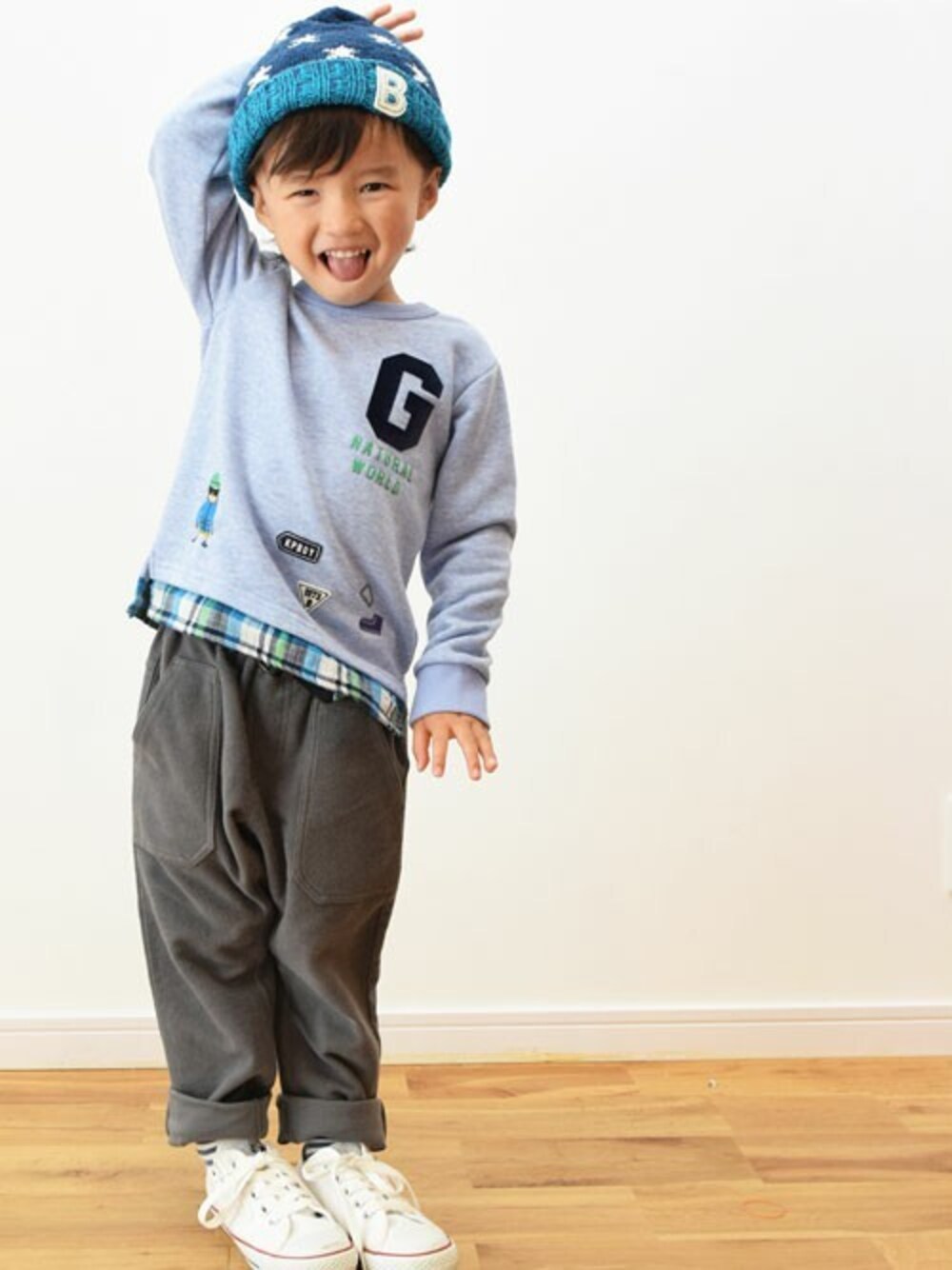 「ニット帽、キッズコーデ、男の子、動物モチーフ、ニットプランナー、kpboy」｜「KP BOYのKP BOY（ケーピーボーイ）重ね着風デザインの裏毛トレーナー（100-130ｃｍ）（スウェット、ブルー系）」を使った、KPさん（キッズ・103cm）の秋コーディネートの1枚目の写真