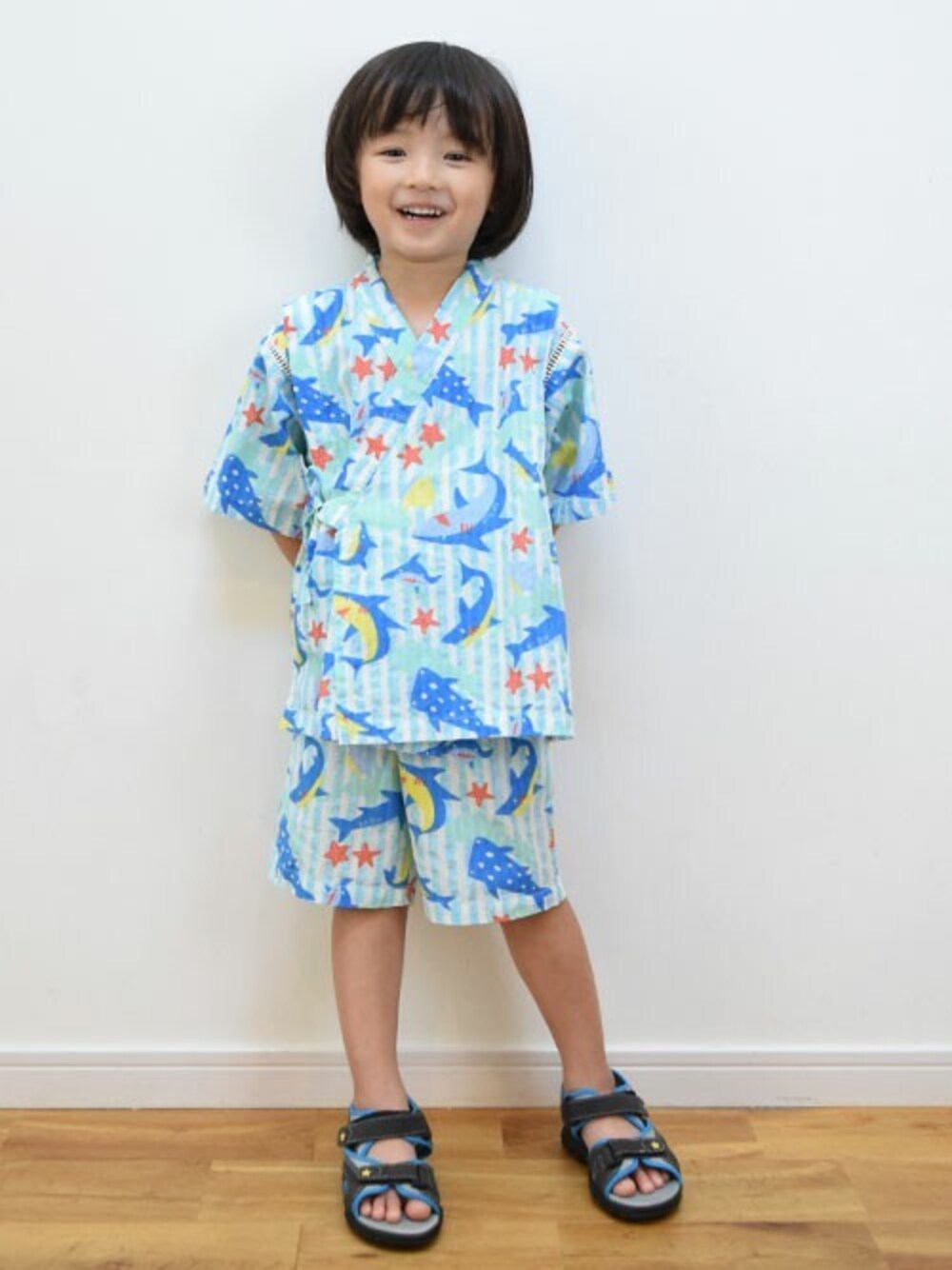 「3歳、キッズコーデ、甚平、男の子、5歳、こどもコーデ、4歳、キッズファッション、KP、KP BOY」｜「KP DECOのサメ柄・恐竜柄　甚平(100-110cm)（浴衣、ブルー系）」を使った、KPさん（キッズ・107cm）の夏コーディネートの1枚目の写真