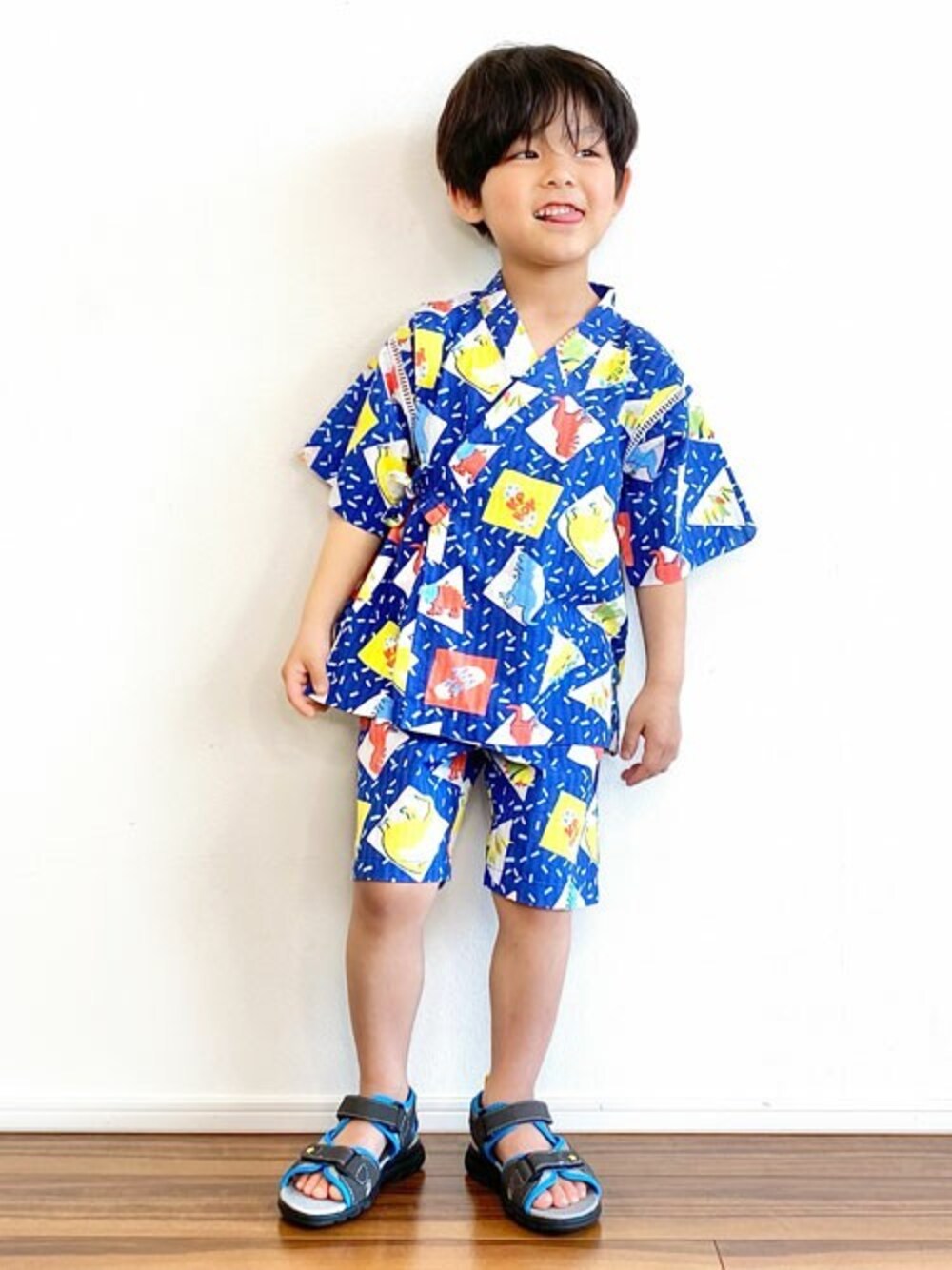 「キッズコーデ、男の子、兄弟コーディネート、幼稚園、男の子コーデ、保育園、キッズファッション、KP、KP BOY」｜「KP DECOのサメ柄・恐竜柄　甚平(100-110cm)（浴衣、ブルー系）」を使った、KPさん（キッズ・109cm）の夏コーディネートの1枚目の写真