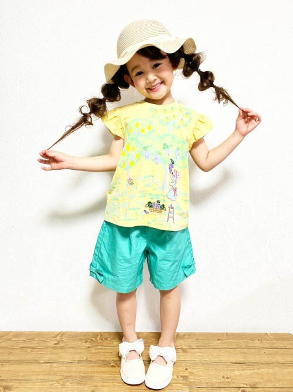 イエロー系のTシャツ/カットソー、グリーン系のその他パンツを着用したキッズの夏コーディネートの1枚目の写真