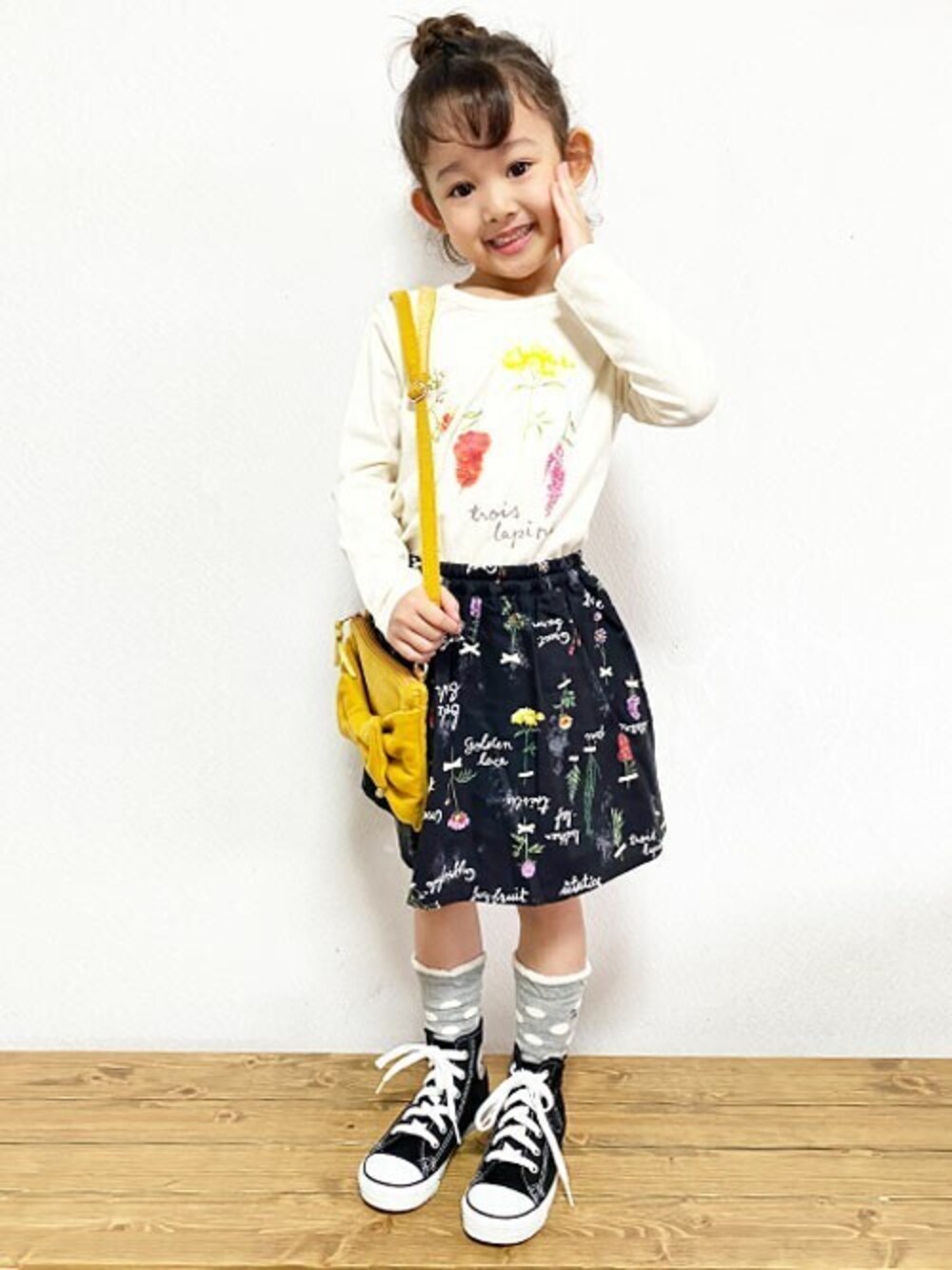 「スニーカーコーデ、キッズコーデ、女の子、スカパン、女の子コーデ、おんなのこ、キッズファッション、女の子ママ、troislapins、トロワラパン」｜「trois lapins kpのお花プリント長袖Tシャツ(100-130cm)（Tシャツ/カットソー、ホワイト系）」を使った、KPさん（キッズ・105cm）の夏コーディネートの1枚目の写真