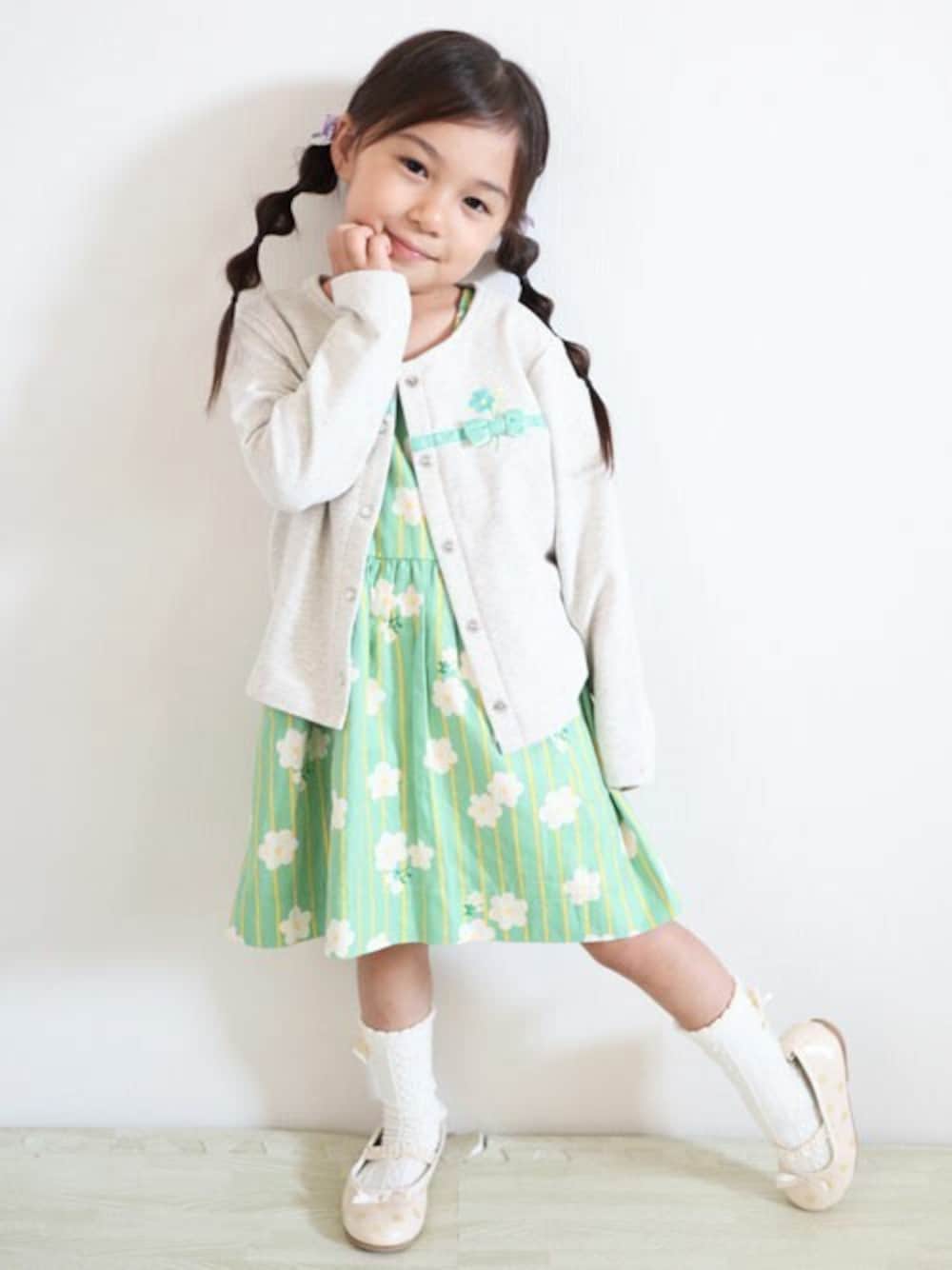 「カーディガン、ジャンパースカート、女の子、おんなのこ、キッズファッション、KP、100cm、80cm、90cm、110cm」｜「KPのリボン付きストレッチミニ裏毛ガーディガン(100-130cm)（カーディガン/ボレロ、ベージュ系）」を使った、KPさん（キッズ・100cm）の夏コーディネートの1枚目の写真