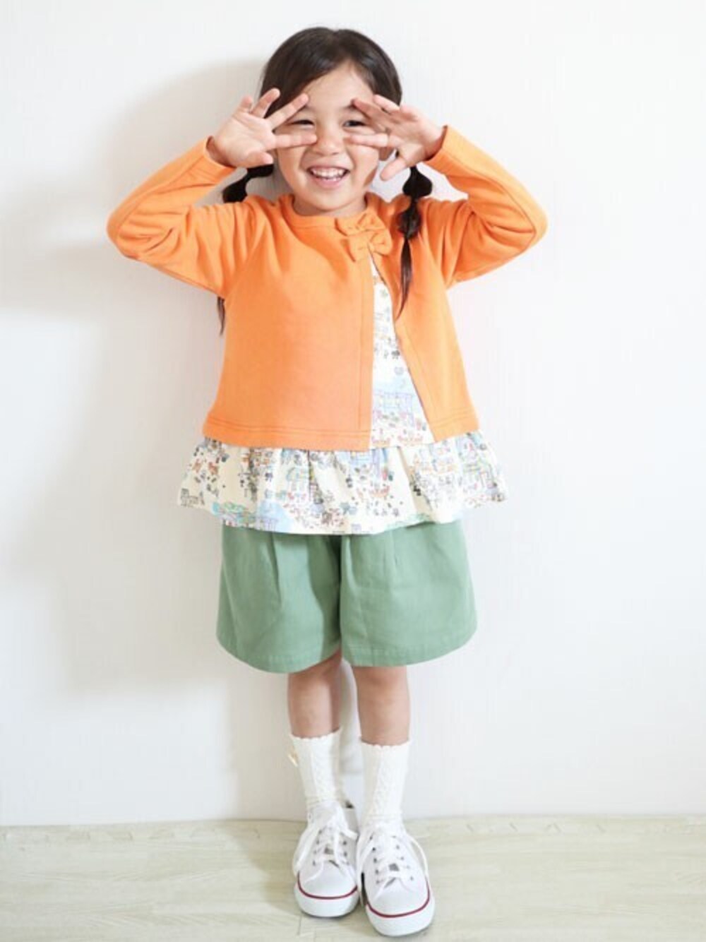 「ヘアアレンジ、かわいい、姉妹コーデ、秋冬コーデ、おんなのこ、キッズファッション、KP、女の子ママ、おんなのこコーデ、ケーピー」｜「KPの【日本製】mimiちゃんレストランプリントとミニ裏毛のレイヤード風長袖チュニック(100-130cm)（スウェット、オレンジ系）」を使った、KPさん（キッズ・100cm）の夏コーディネートの1枚目の写真
