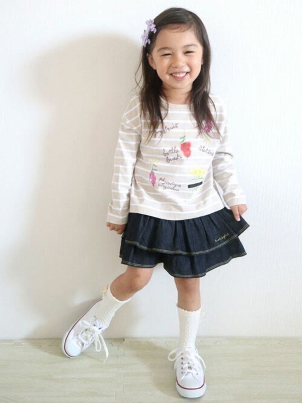 「ボーダー、フラワープリント、キッズファッション、KP、100cm、110cm、120cm、130㎝、troislapins、トロワラパン」｜「trois lapins kpのお花プリント　ボーダー長袖Tシャツ(100-130cm)（Tシャツ/カットソー、ベージュ系）」を使った、KPさん（キッズ・100cm）の夏コーディネートの1枚目の写真