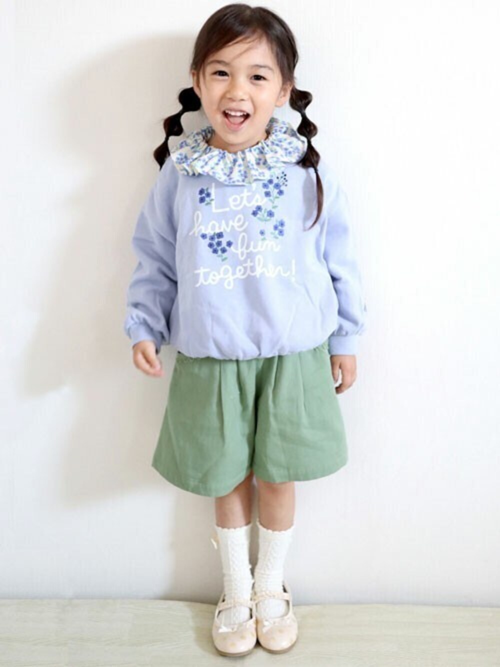 ブルー系のスウェット、ブルー系のシャツ/ブラウスを着用したキッズの夏コーディネートの1枚目の写真