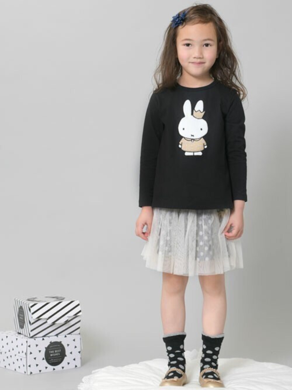「モノトーン、チュールスカート、キッズコーデ、ミッフィー、ベビーコーデ、miffy、おんなのこ、キッズファッション、troislapins、トロワラパン」｜「Miffyの【miffy】バックチュール切替え長袖チュニック(100-130cm)（Tシャツ/カットソー、ブラック系）」を使った、KPさん（キッズ・114cm）の秋コーディネートの1枚目の写真