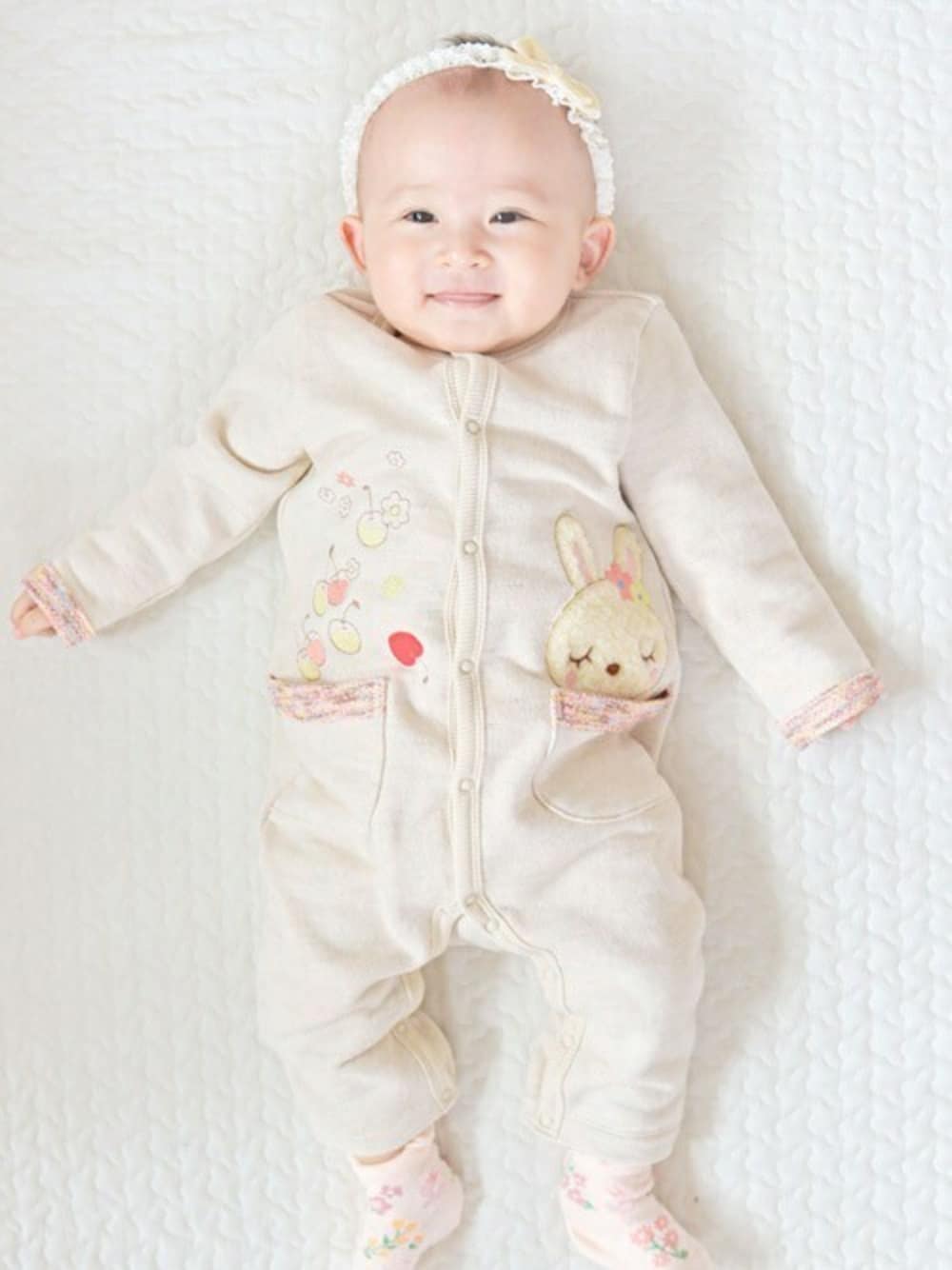 ホワイト系のロンパースを着用したキッズの秋コーディネートの1枚目の写真