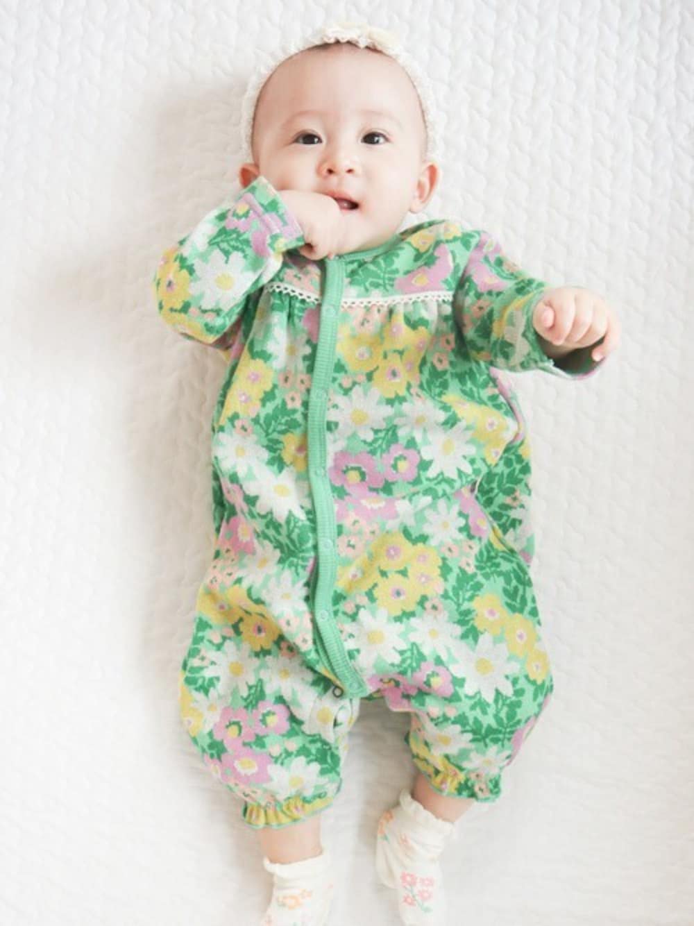 グリーン系のロンパースを着用したキッズの秋コーディネートの1枚目の写真