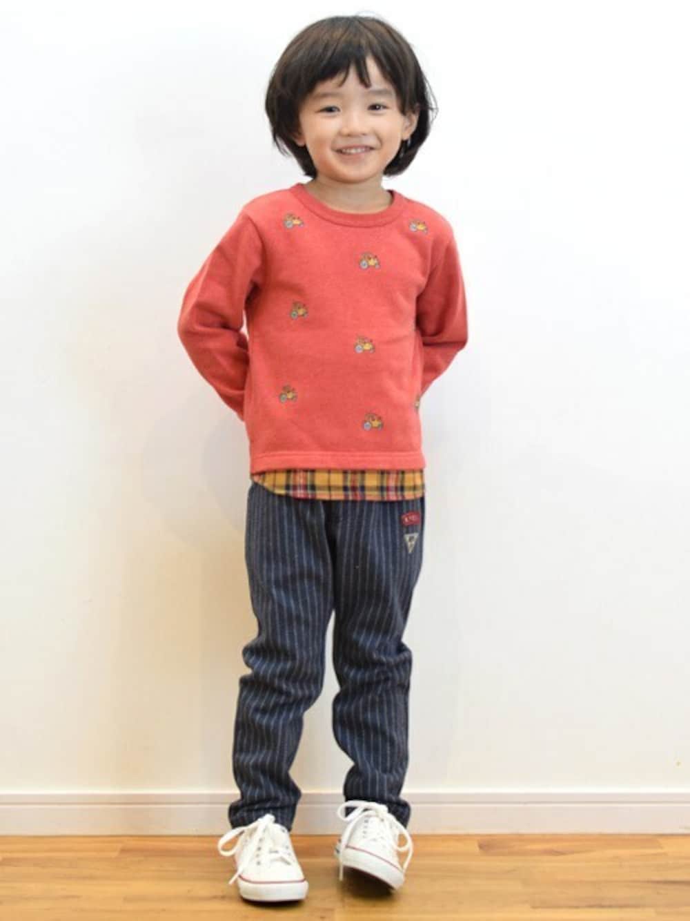 レッド系のスウェットを着用したキッズの秋コーディネートの1枚目の写真