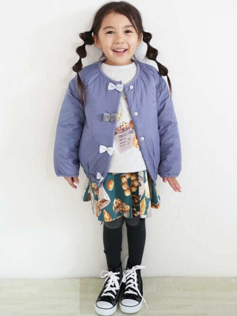 「リボン、キッズコーデ、新作、女の子、こどもコーデ、食べ物モチーフ、秋冬コーデ、KP、troislapins、トロワラパン」｜「trois lapins kpのタフタ素材のブルゾン(100-130cm)（ブルゾン、パープル系）」を使った、KPさん（キッズ・100cm）の秋コーディネートの1枚目の写真