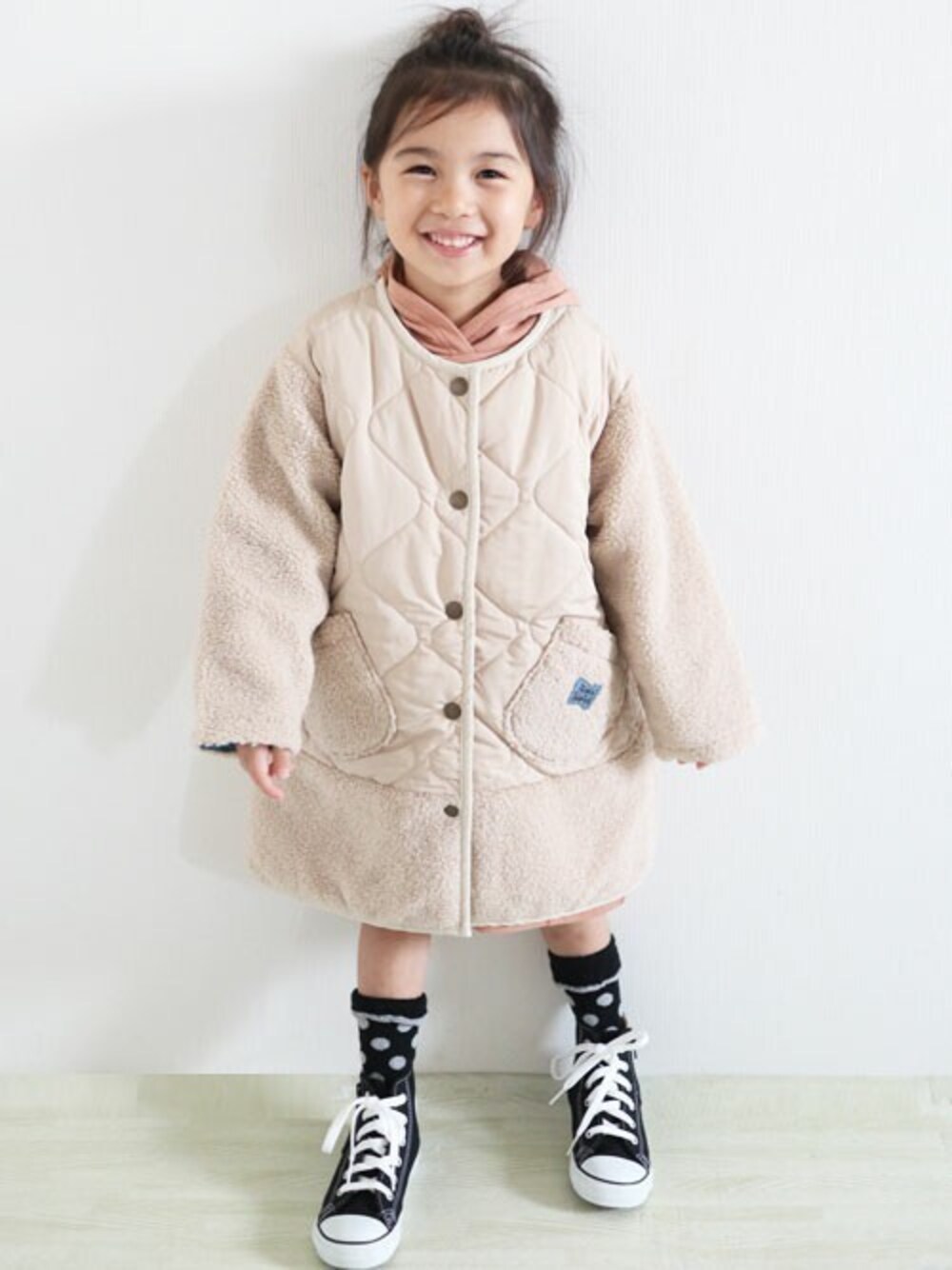 「ワンピース、ボア、キルティング、キッズコーデ、小学生、おんなのこ、キッズファッション、KP、おしゃれキッズ、トロワラパン」｜「trois lapins kpのキルティング×シープボアコート(120-130cm)（ノーカラーコート、ベージュ系）」を使った、KPさん（キッズ・100cm）の秋コーディネートの1枚目の写真