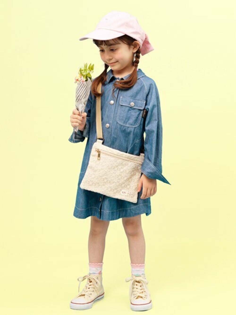 「デニム、ワンピース、シャツワンピ、女の子、キッズファッション、KP、110cm、120cm、ケーピー(KP)、130㎝」｜「KPのライトデニムシャツワンピース(110-130cm)（シャツワンピース、ブルー系）」を使った、KPさん（キッズ・108cm）の冬コーディネートの1枚目の写真