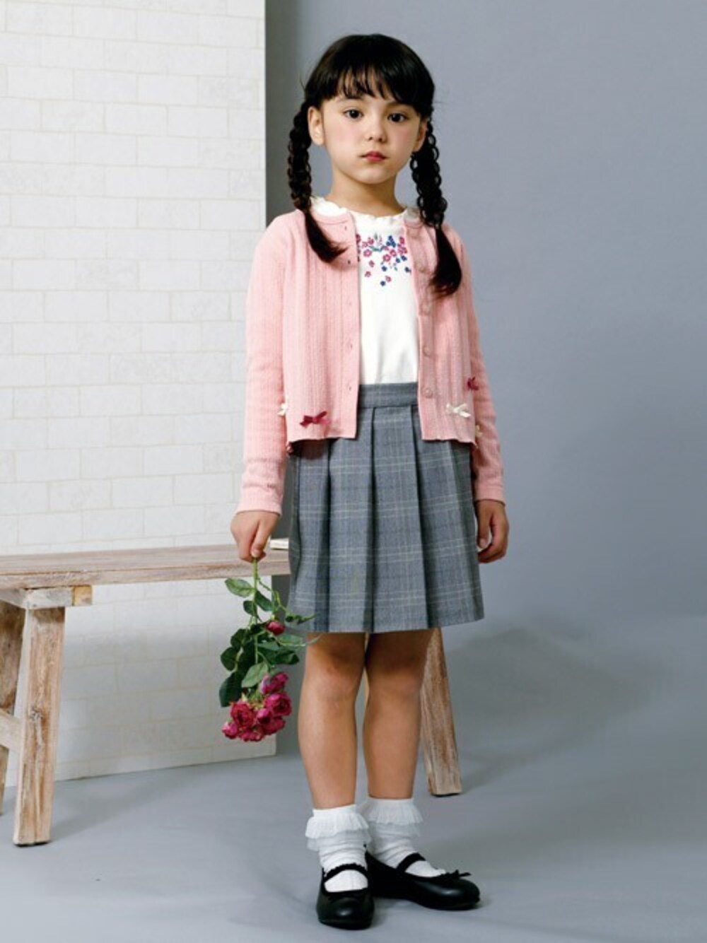 「カーディガン、リボン、フリル、キッズコーデ、小学生、おんなのこ、キッズファッション、KP、troislapins、トロワラパン」｜「trois lapins kpのリボンモチーフのジャガードカーディガン(110-130cm)（カーディガン/ボレロ、ピンク系）」を使った、KPさん（キッズ・108cm）の冬コーディネートの1枚目の写真