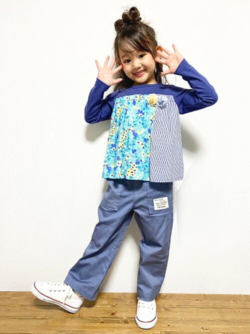 「キッズコーデ、パンツスタイル、春コーデ、女の子、幼稚園、小学生、おんなのこ、ジュニア、ケーピー(KP)、トロワラパン」｜「trois lapins kpの切替えデザインの長袖Tシャツ(100-130cm)（Tシャツ/カットソー、グリーン系）」を使った、KPさん（キッズ・111cm）の冬コーディネートの1枚目の写真