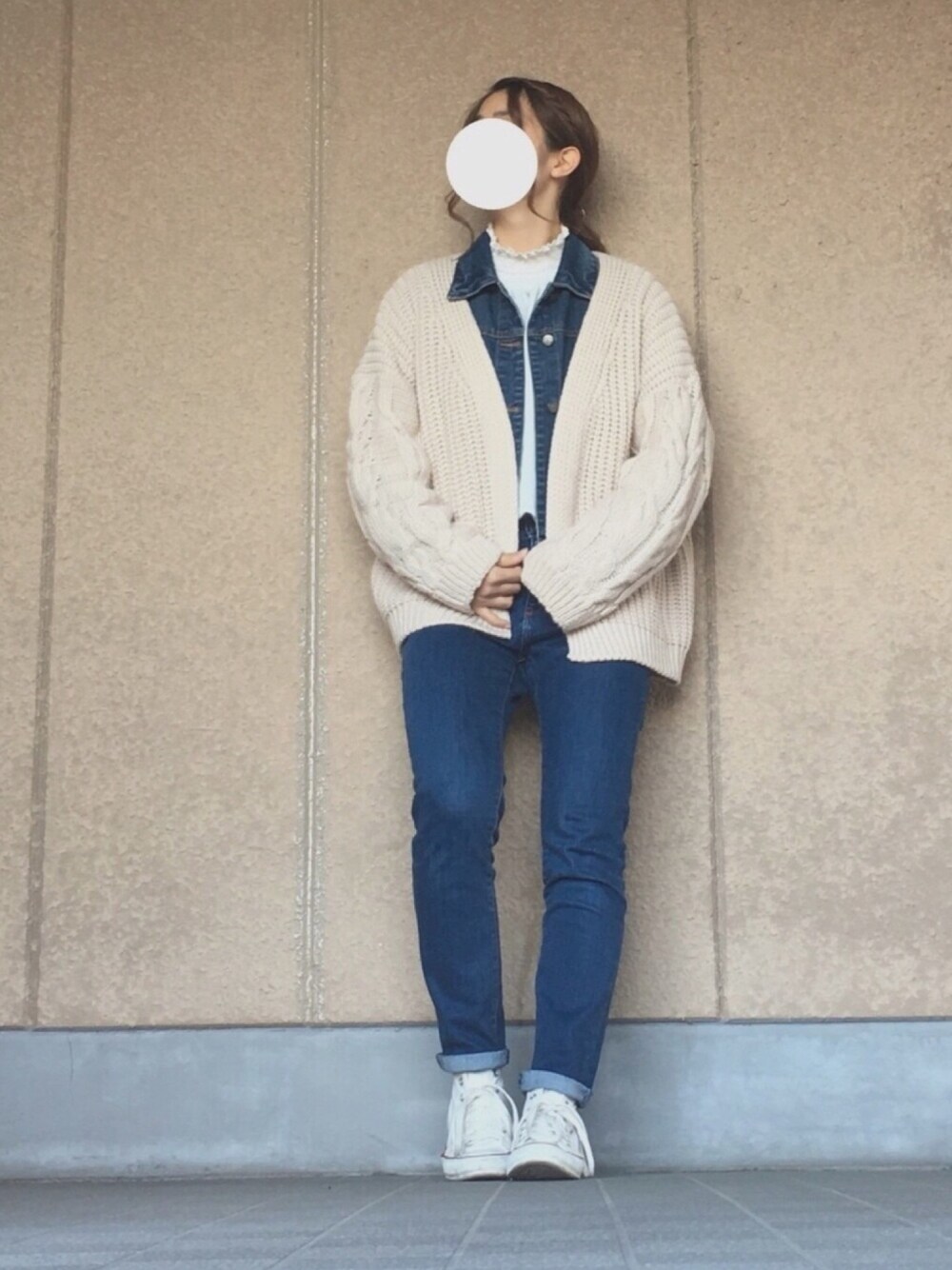 「冬、カジュアル、ootd、デニム×デニム、ニットカーディガン、フリルブラウス、コンバース、おしゃれさんと繋がりたい」｜「179/WGの『mer10月号掲載』ハイネックブラウス（シャツ/ブラウス、ホワイト系）」を使った、tomyさん（レディース・163cm）の冬コーディネートの1枚目の写真