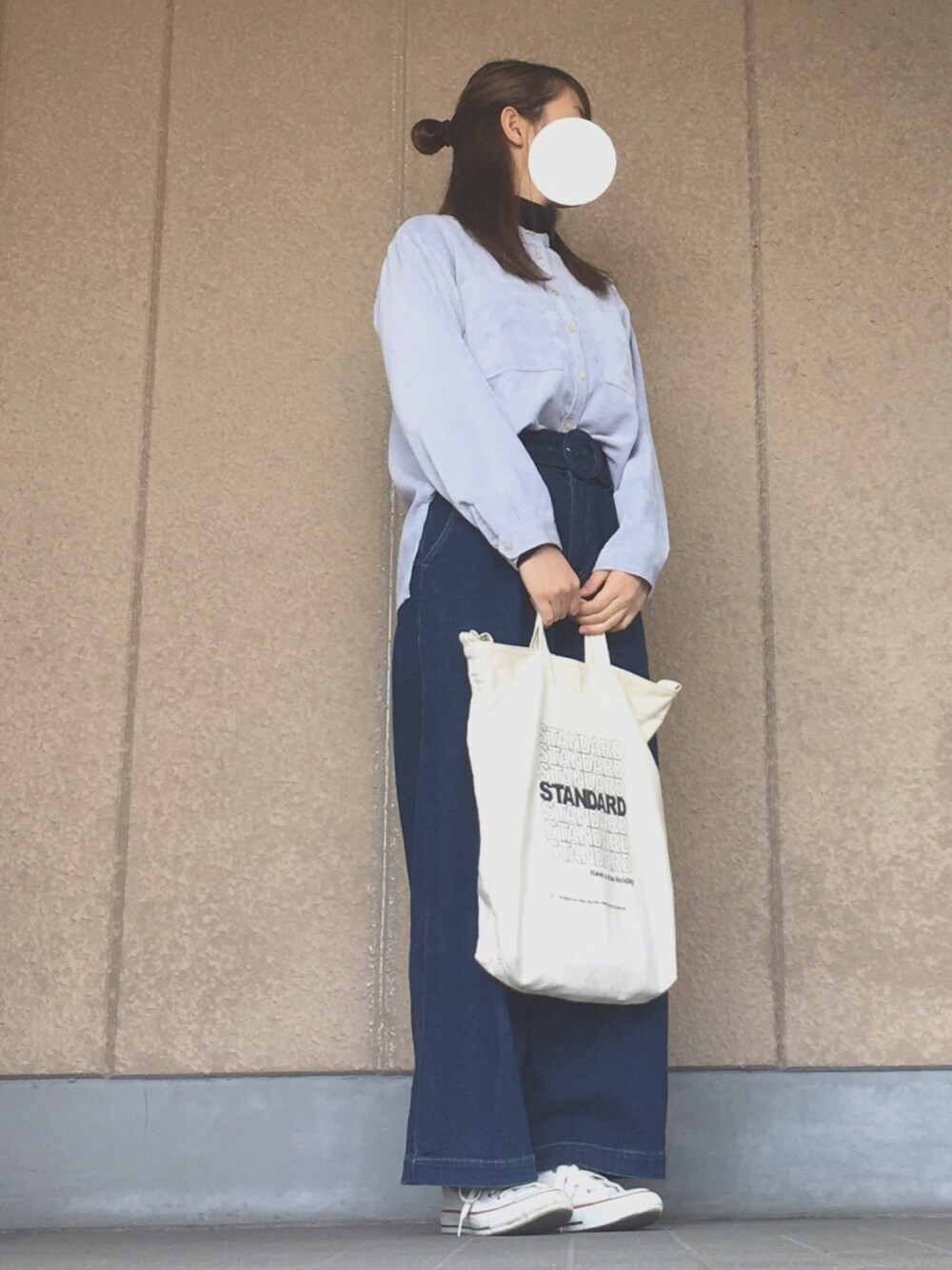 「冬、ootd、ウィンターパステル、コーデュロイ、タートルネック、ワイドデニム、トートバッグ、コンバース、ehka sopo」｜「ehka sopoのアイテム（シャツ/ブラウス、ブルー系）」を使った、tomyさん（レディース・163cm）の秋コーディネートの1枚目の写真